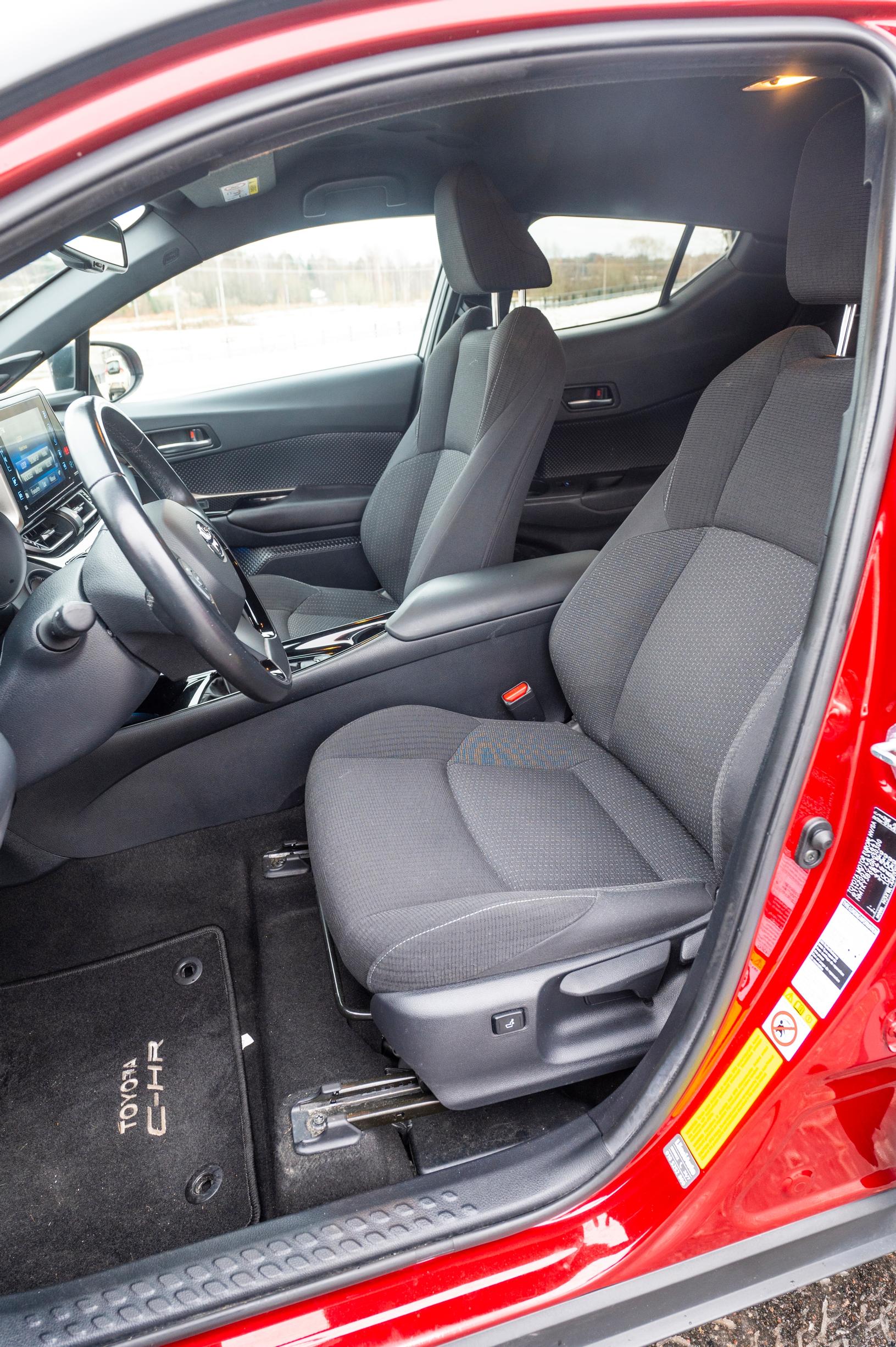 Toyota CH-R 1.2 T Intense etupenkki