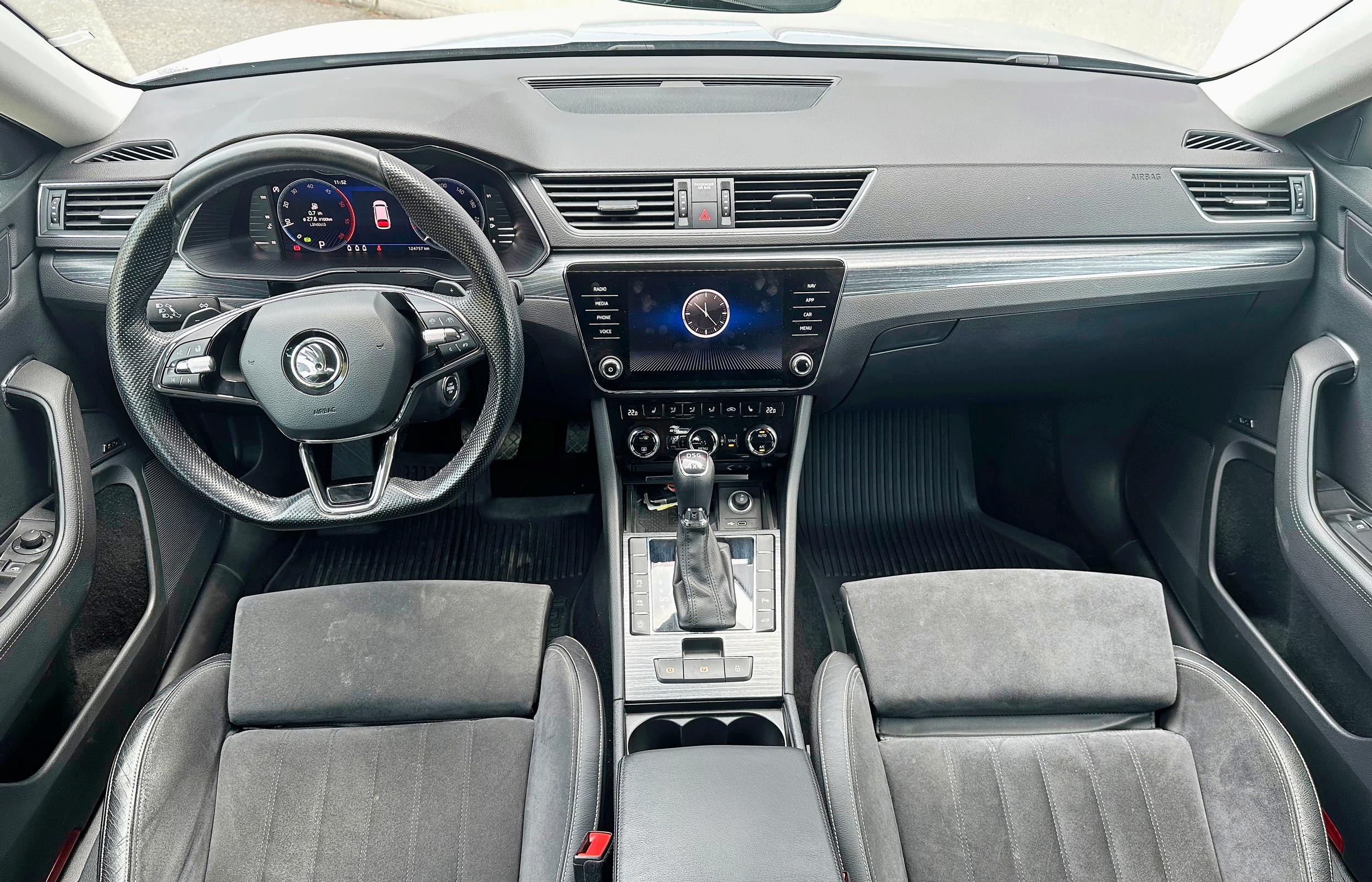 Skoda Superbin kojelauta on konstailemattoman selkeä.