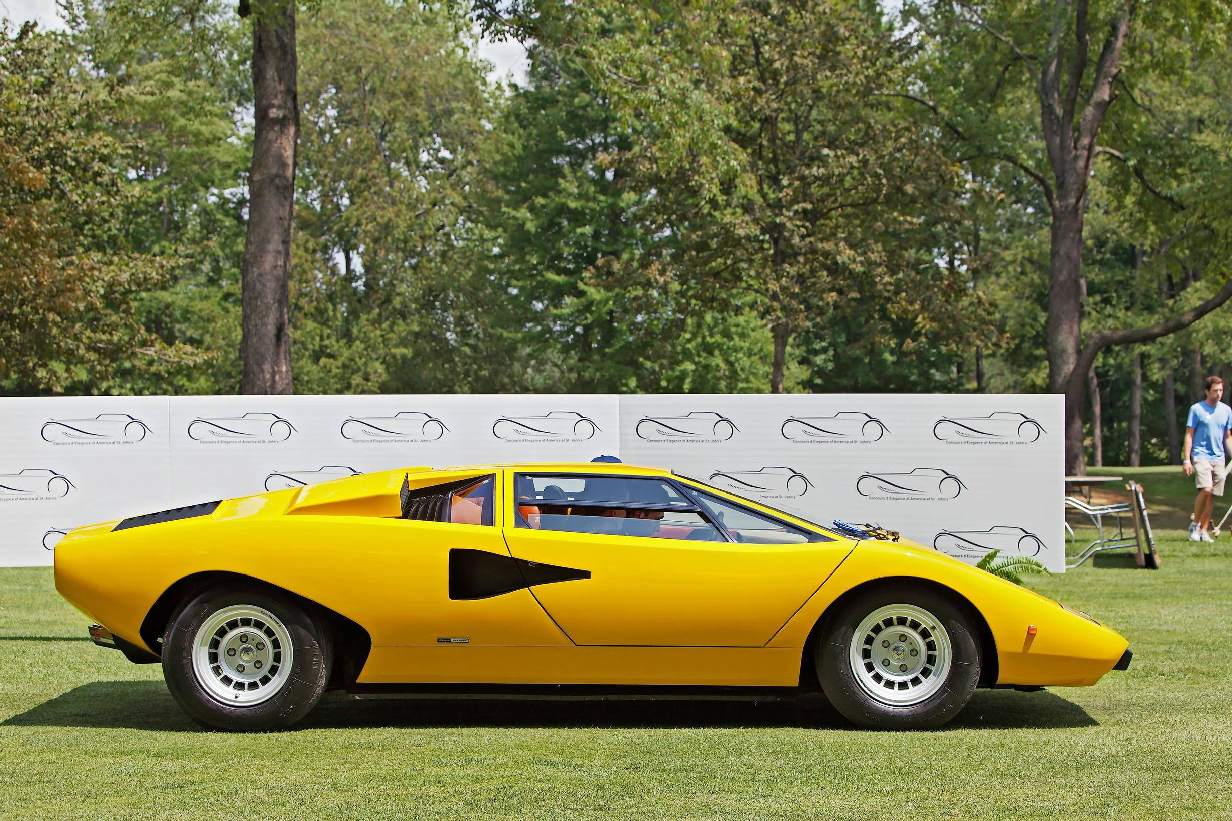 Lamborghini Countach. Tämä Lambo on yksi kautta aikain dramaattisimman näköisistä autoista.