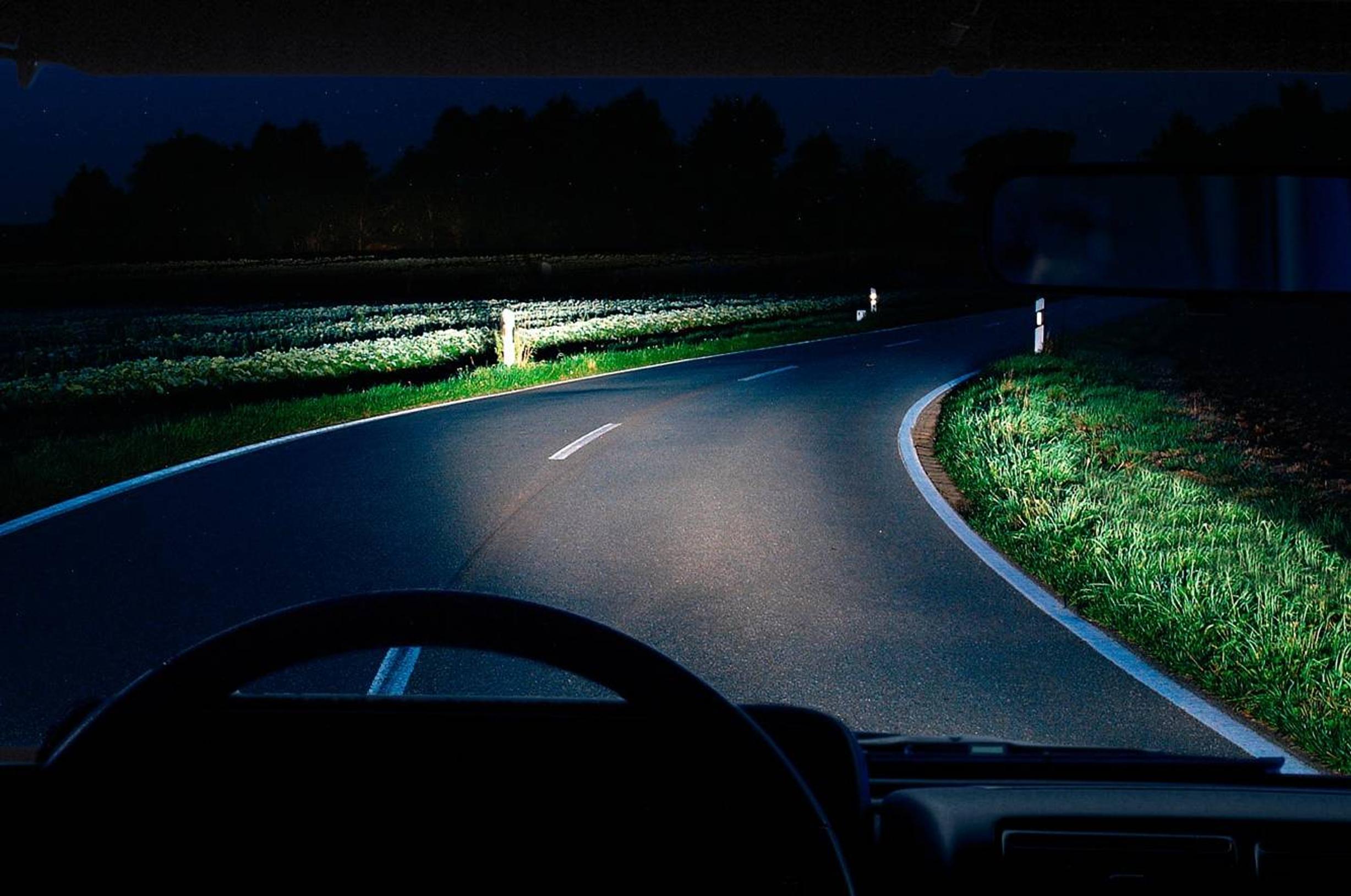 Autojen valoautomatiikka saattaa hämätä - ajatko sinäkin sateella tietämättäsi ”perä pimeänä”?
