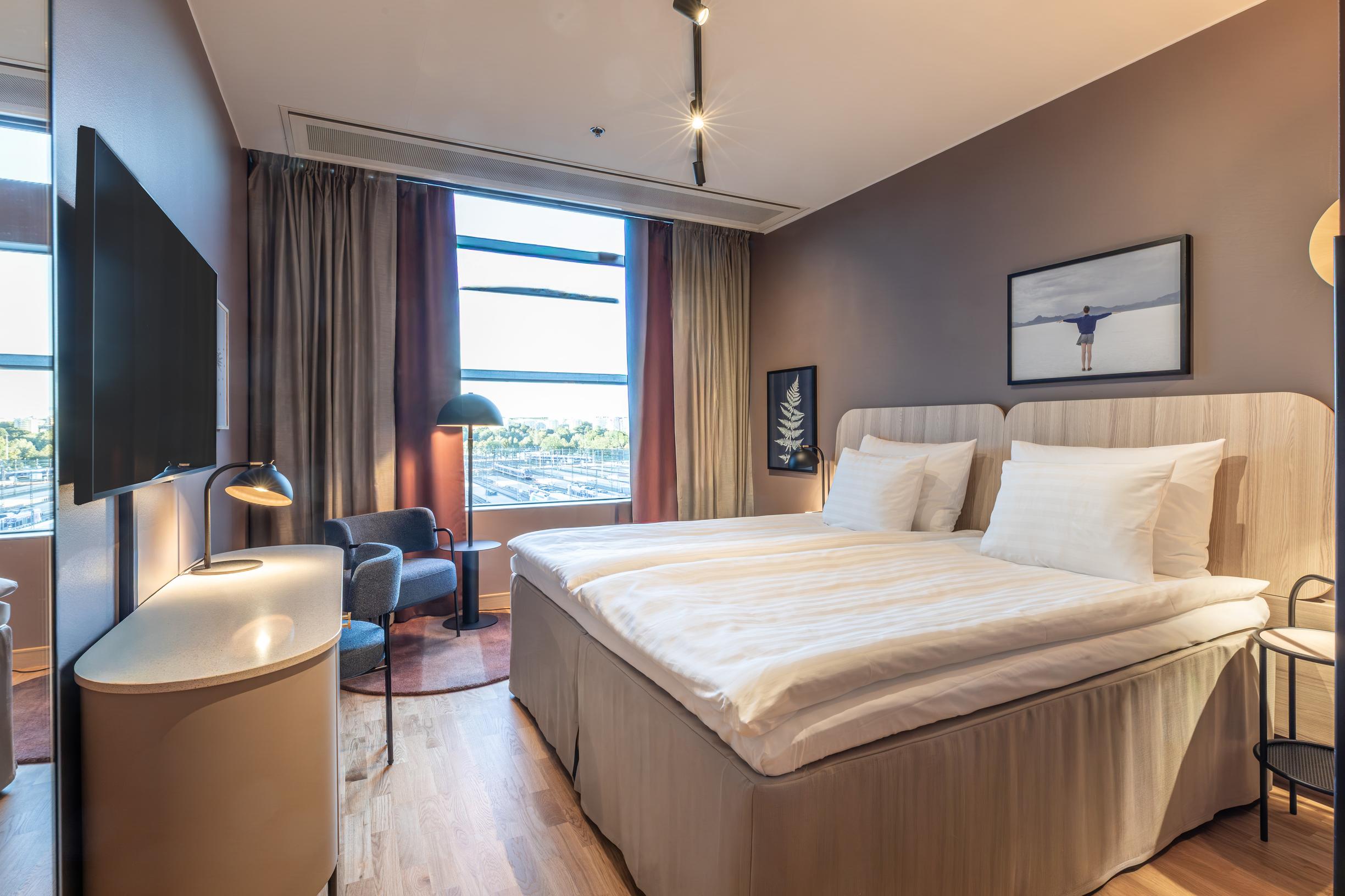 Scandic Helsinki Station -hotellin huone, josta näkymä Linnanmäen suuntaan. Tällaisista huoneista voi tarkkailla ikkunasta esimerkiksi junaliikennettä.