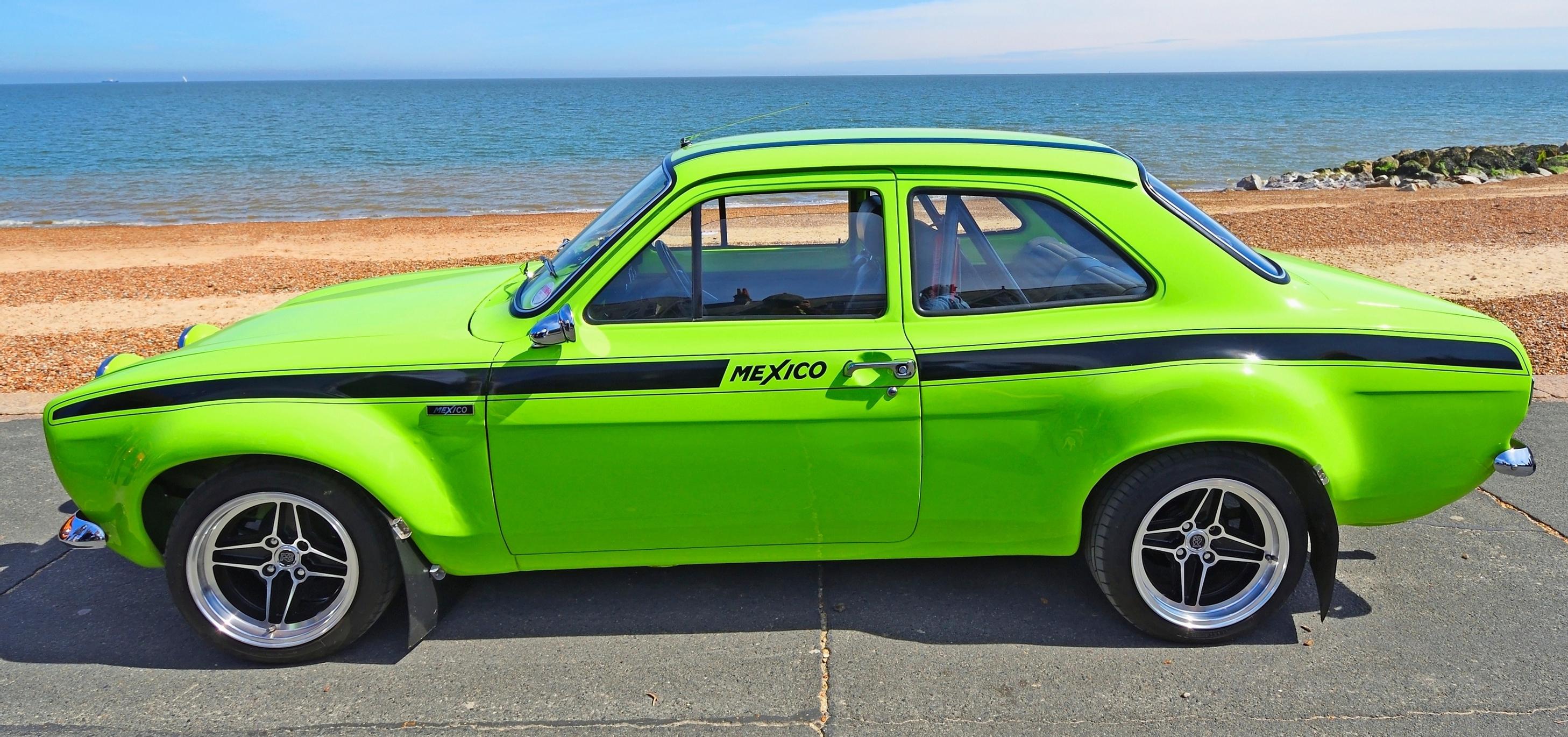 FORD ESCORT. Ei ihan vakio. Vihreä väri lupaa hyviä kulkuhaluja.