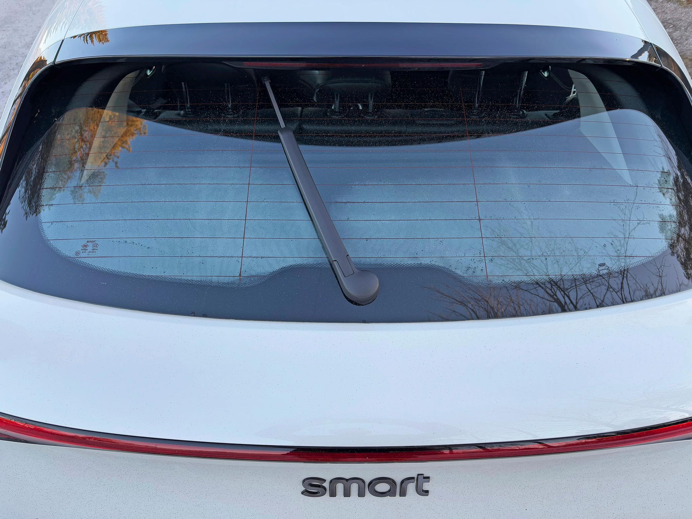 Smart #3:n takalasin pyyhin jumiutui joulukuussa tähän asentoon, joten kurakeleillä näkyvyys taakse on ollut kehnonpuoleinen.