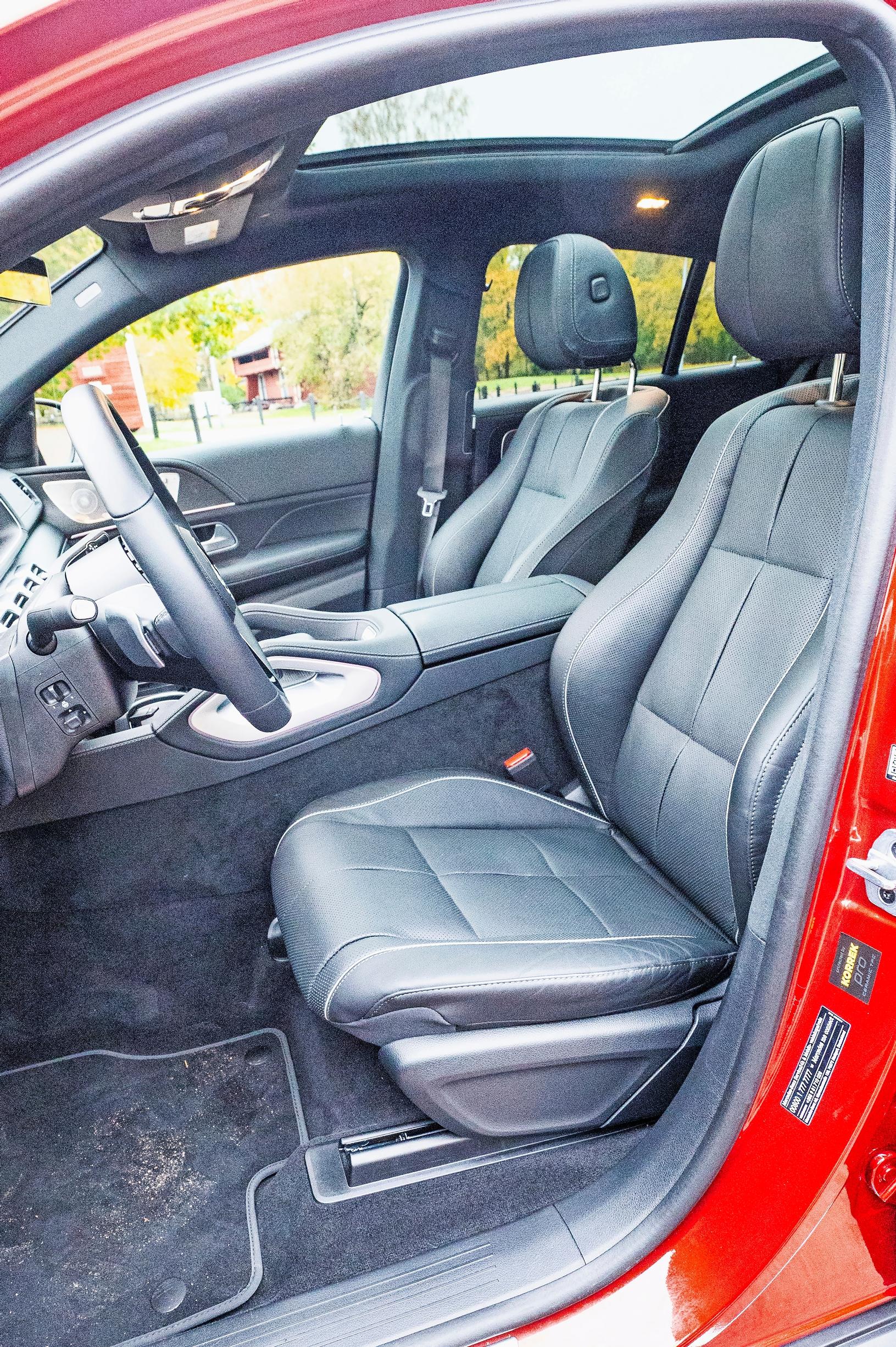 Mercedes-Benz GLE:n etupenkillä on väljät oltavat. Lasikattoluukku tuo kivasti valoa sisään.