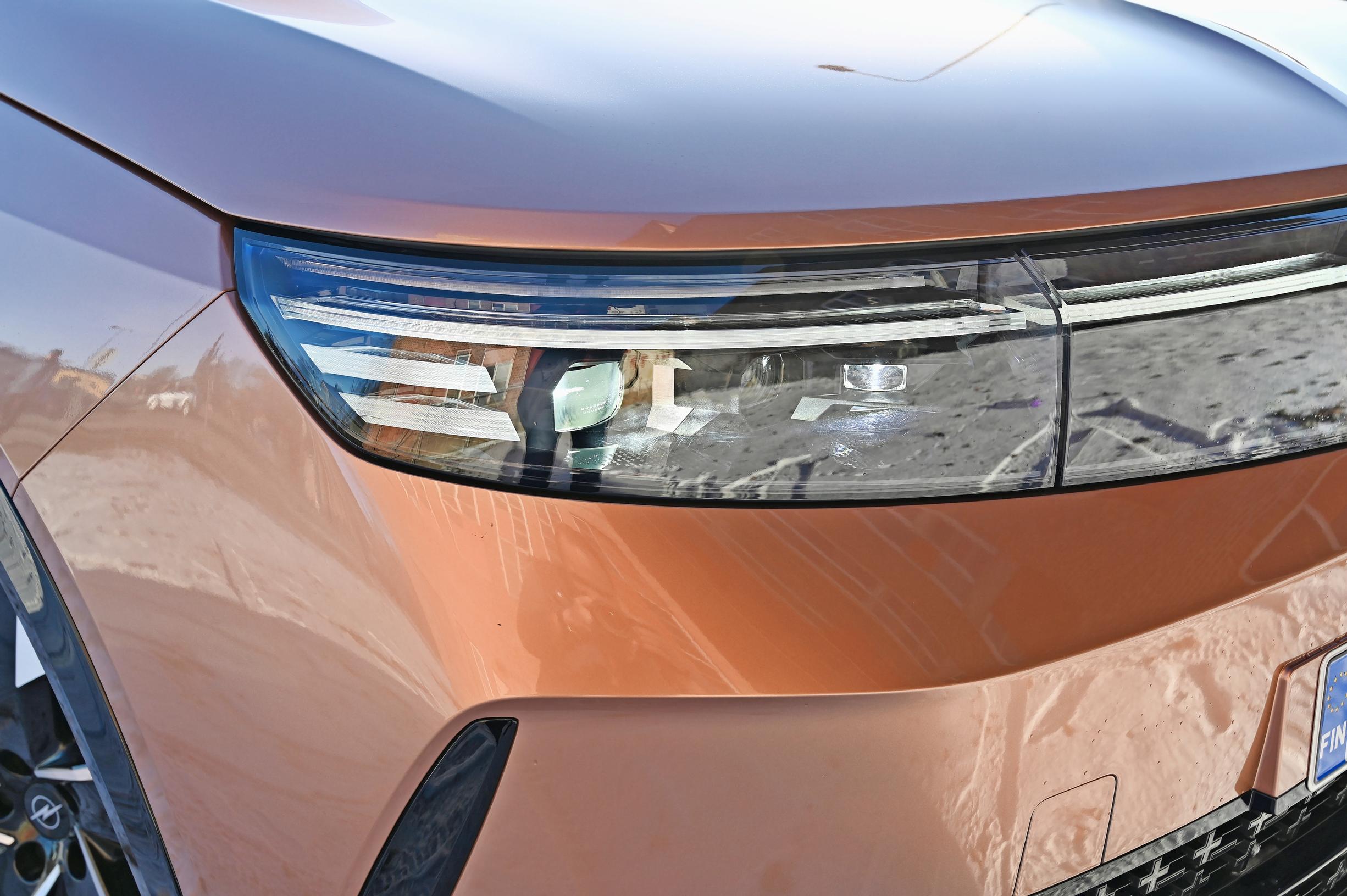 Uuden Opel Grandlandin nykyaikaiset matriisi-led-ajovalot ovat mainio varuste – varsinkin, kun ne sisältyvät jo perushintaan.