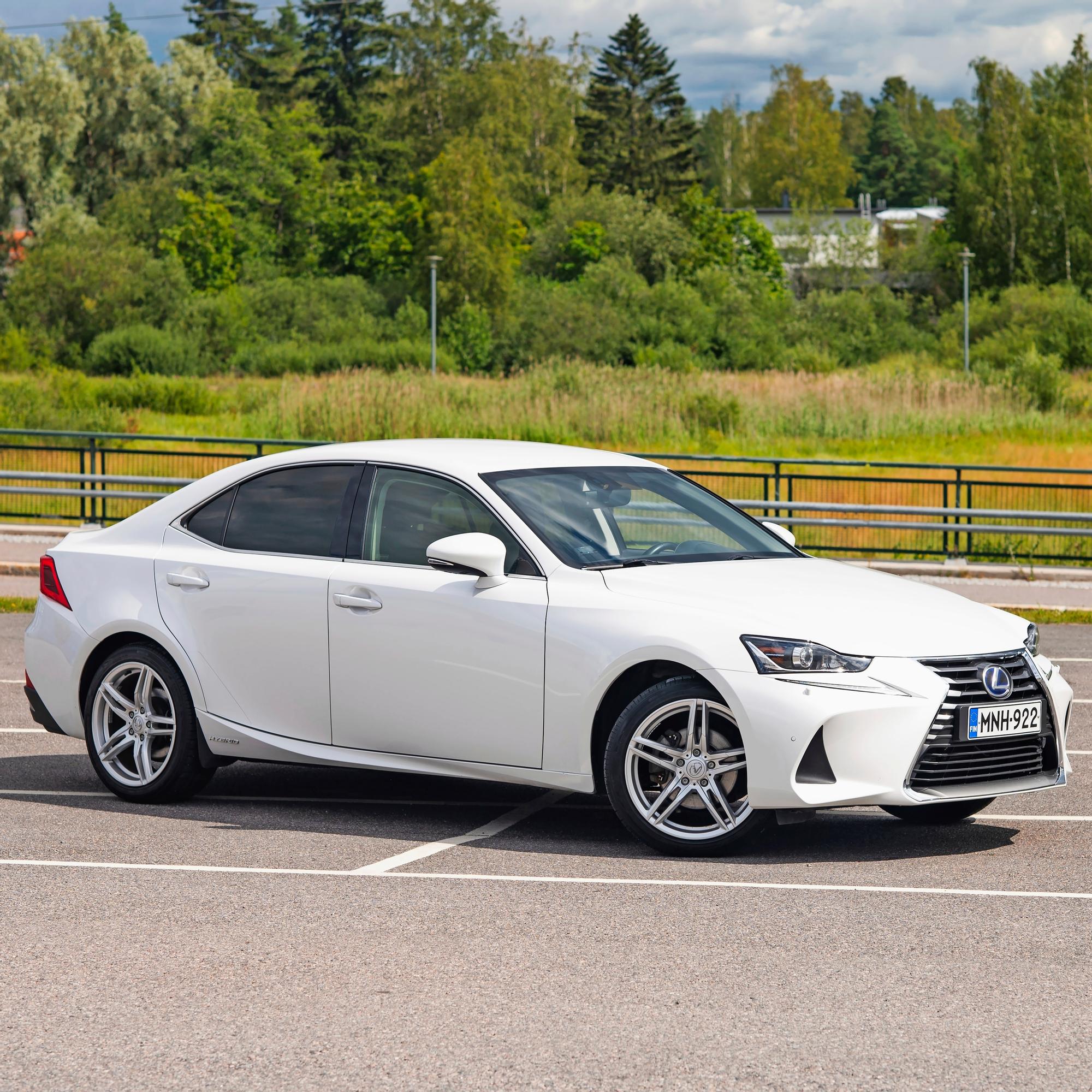 Lexus IS vm. 2018 – Hybridi, joka tarjoaa pienen annoksen luksusta ja taloudellisia kilometrejä