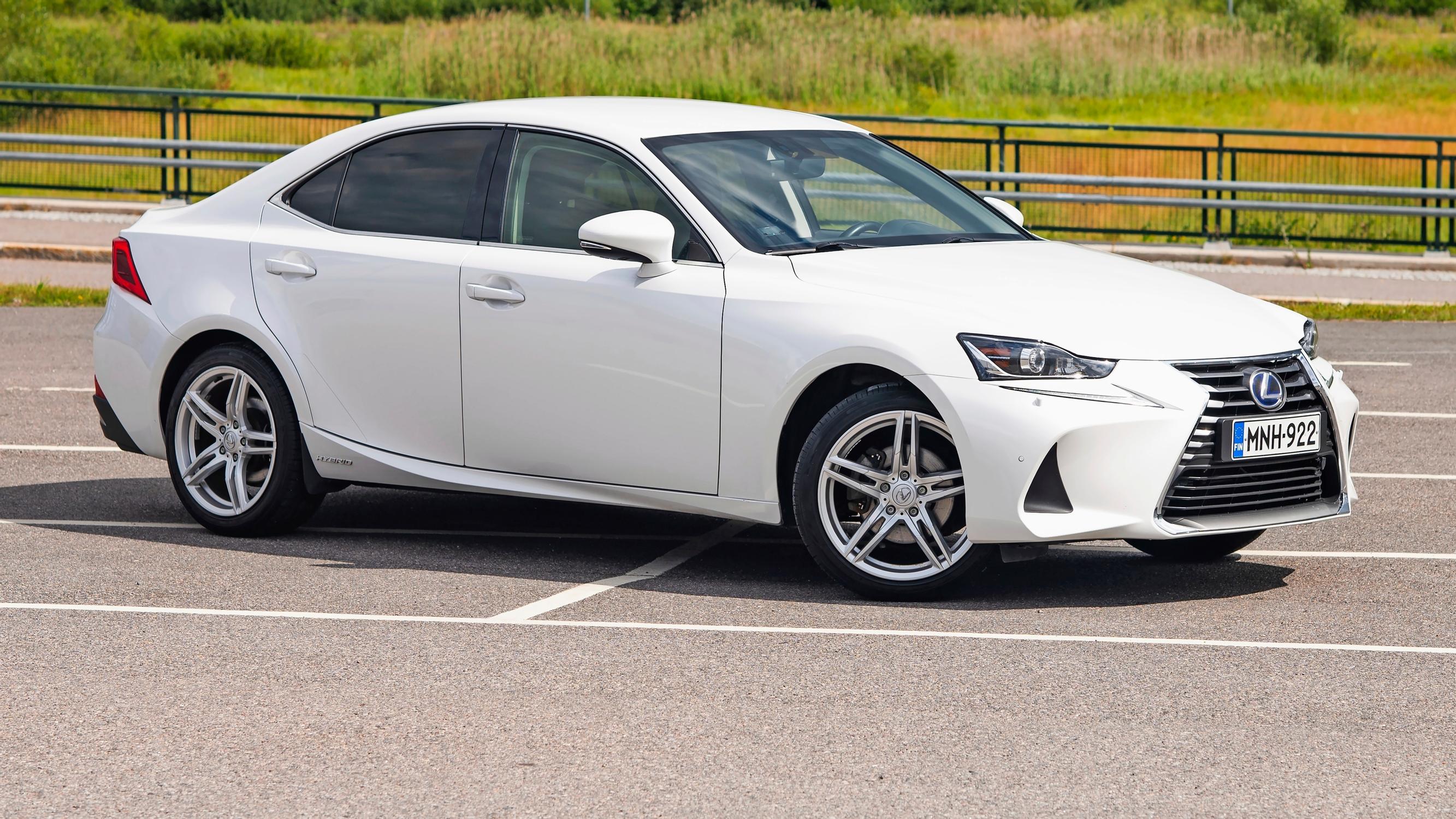 Lexus IS vm. 2018 – Hybridi, joka tarjoaa pienen annoksen luksusta ja taloudellisia kilometrejä