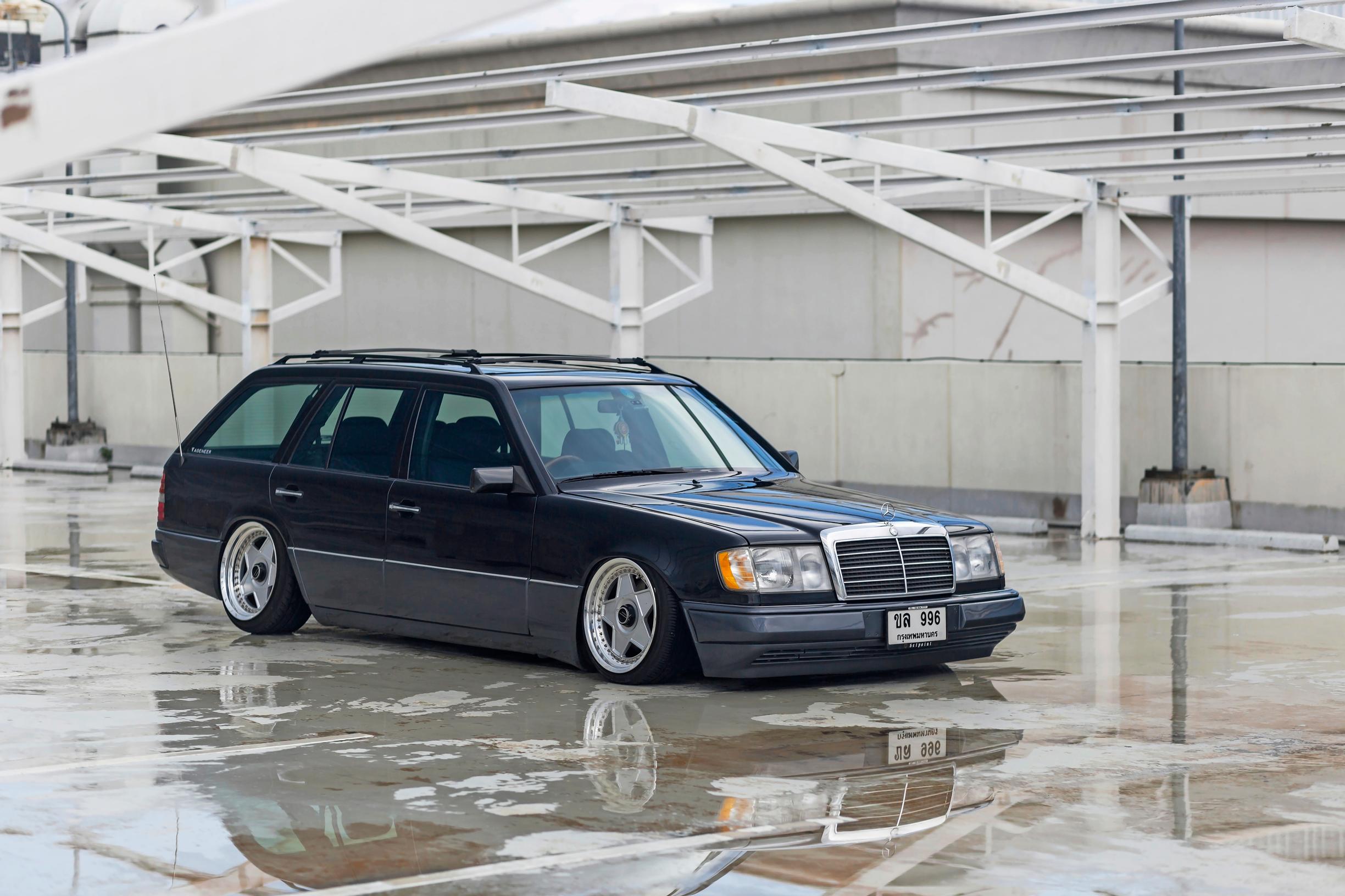 Mercedes-Benz W124 | Kuvan autoyksilön tarkka mallimerkintä on arvoitus, mutta thaimaalainen tuunaus on tehty huolella.