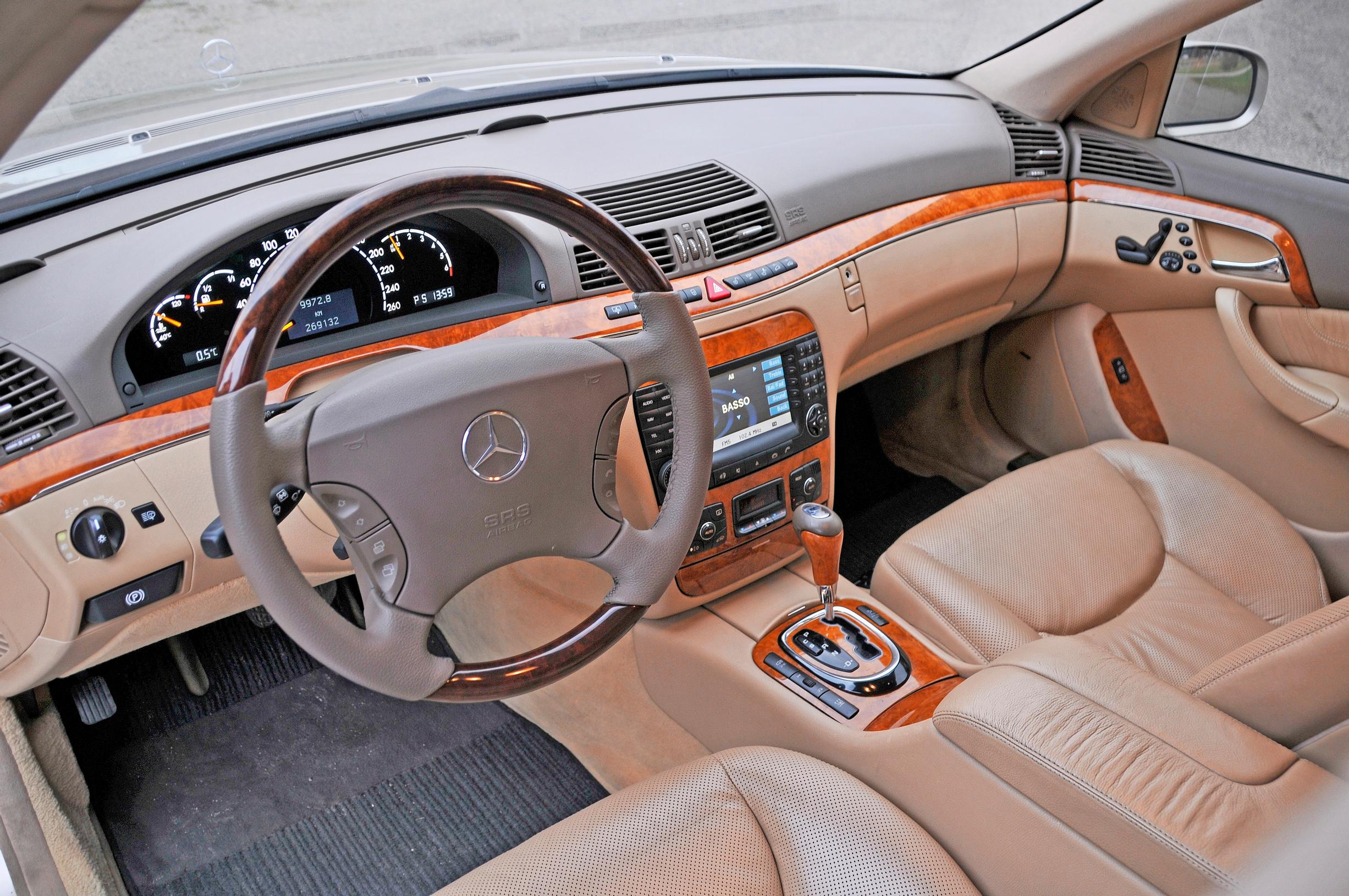 Mercedes-Benz S-sarjan etutilat ovat ylellisen kutsuvat, ja etumatkustajilla on runsaat istuinsäädöt. Lang-versiot ovat takamatkustajia hemmottelevia.