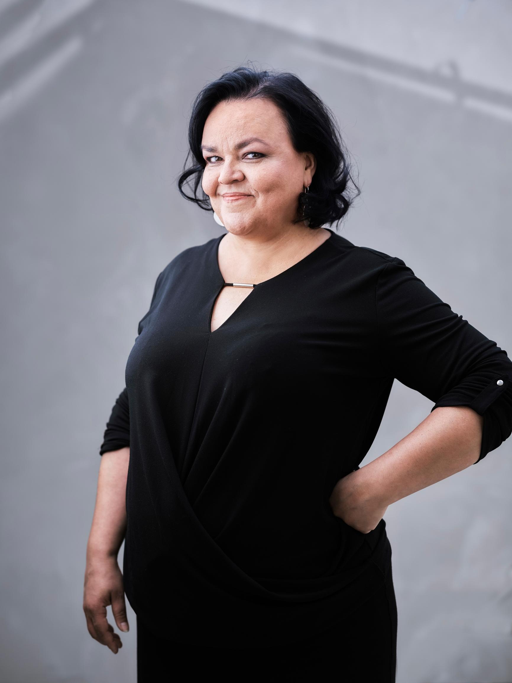 Koomikko Kaisa Pylkkänen: ”Sovinististen vitsien aika on ohi – Olen varmaan sisäistetyllä sisänaisvihalla kasvanut, 80-luvulla ei muuta voinut”