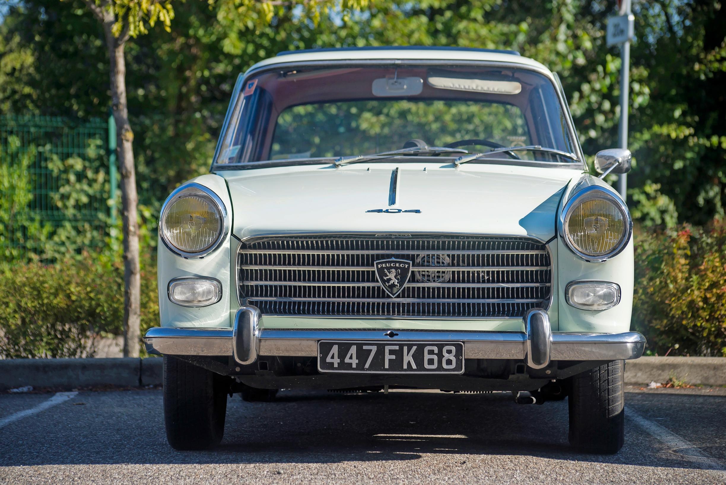 Peugeot 404: Yksi klassisimmista Peugeotin malleista. Nätti ja raudanluja ikiliikkuja.
