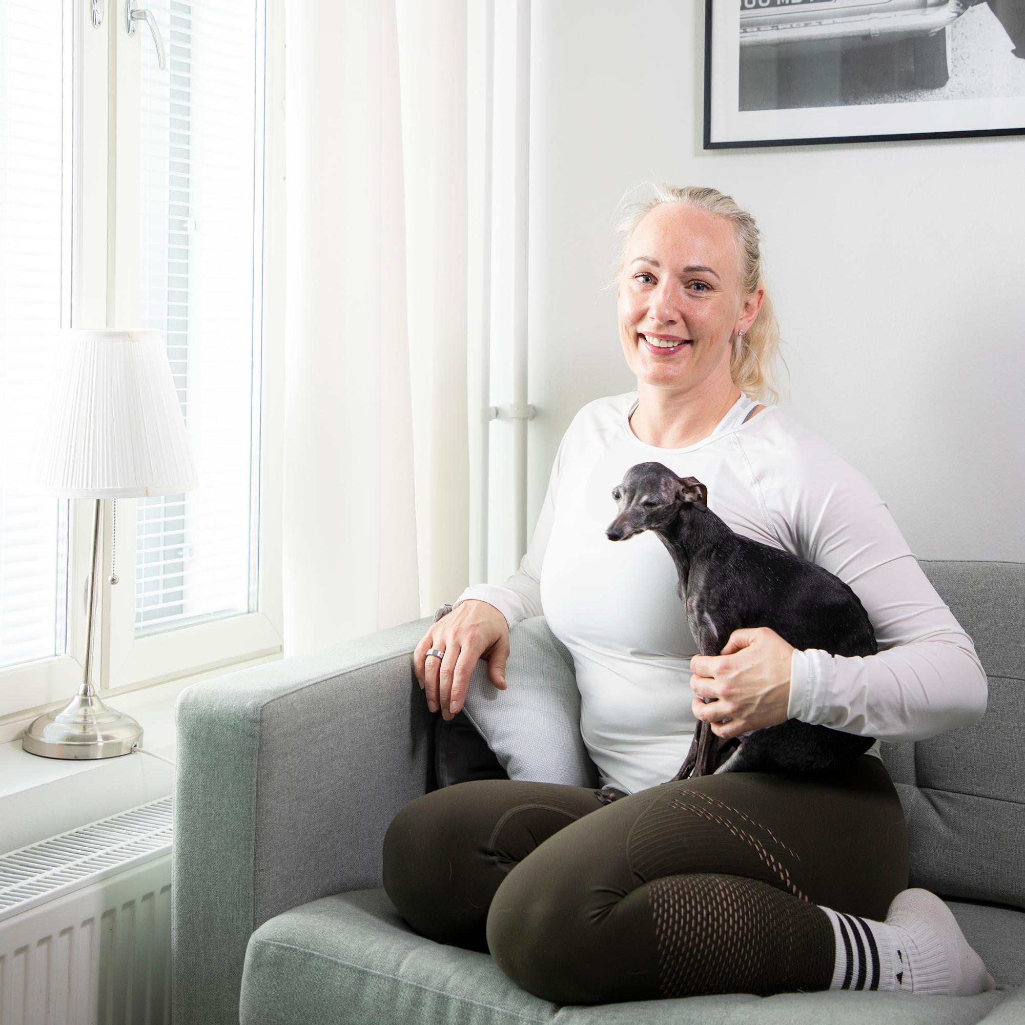 Mimi Cajander juoksee pyjamatiimin kanssa ja tankkaa proteiinia pitkin päivää – Näin sujuu voimannostoa harrastavan hyvinvointivalmentajan arki