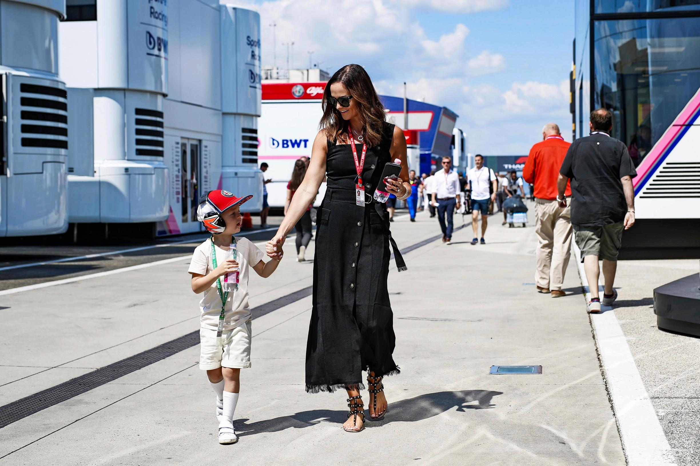 Robin ja Minttu Räikkönen F1-varikolla.