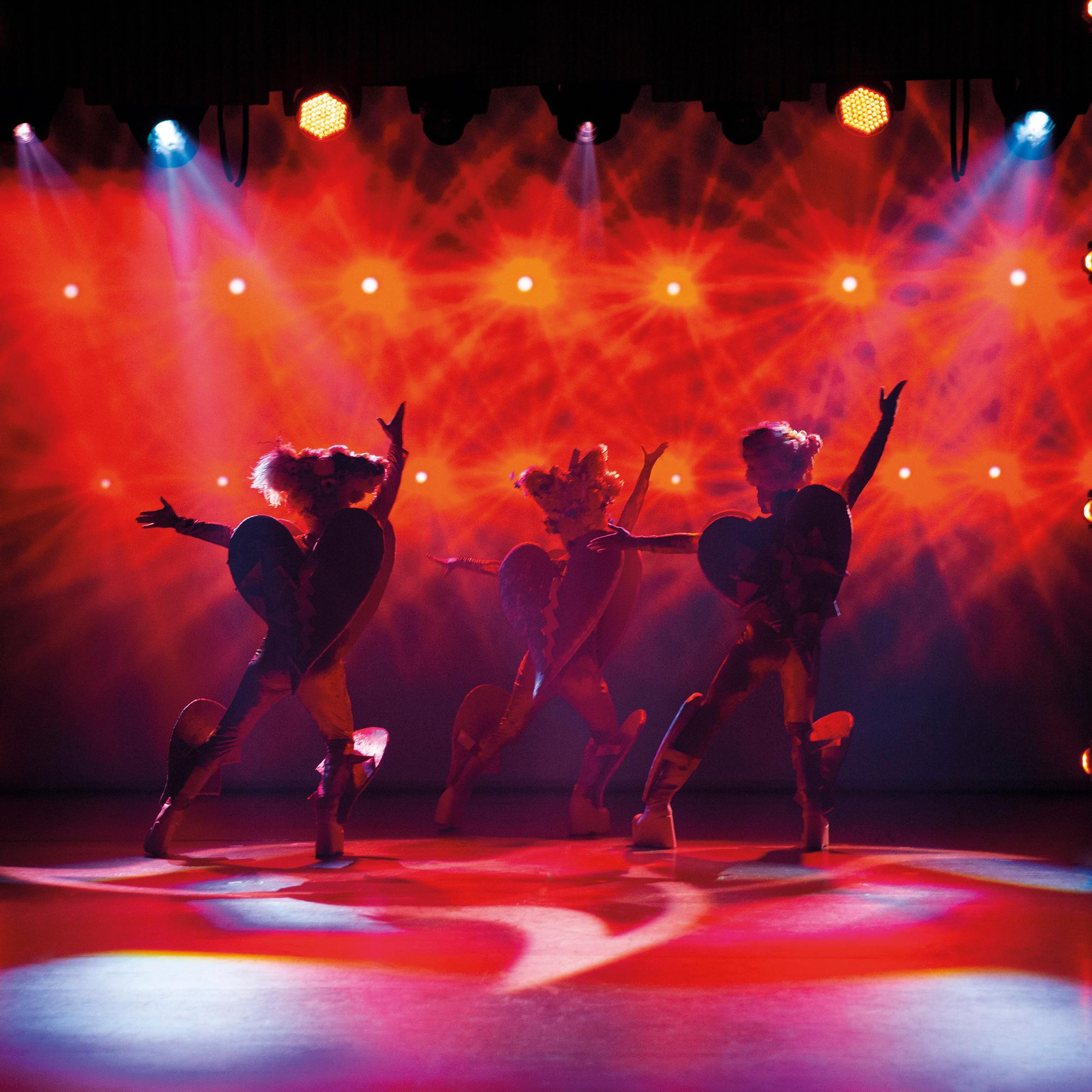 Priscilla – aavikon kuningatar -musikaali on syksyn ilopilleri Helsingin kaupunginteatterissa