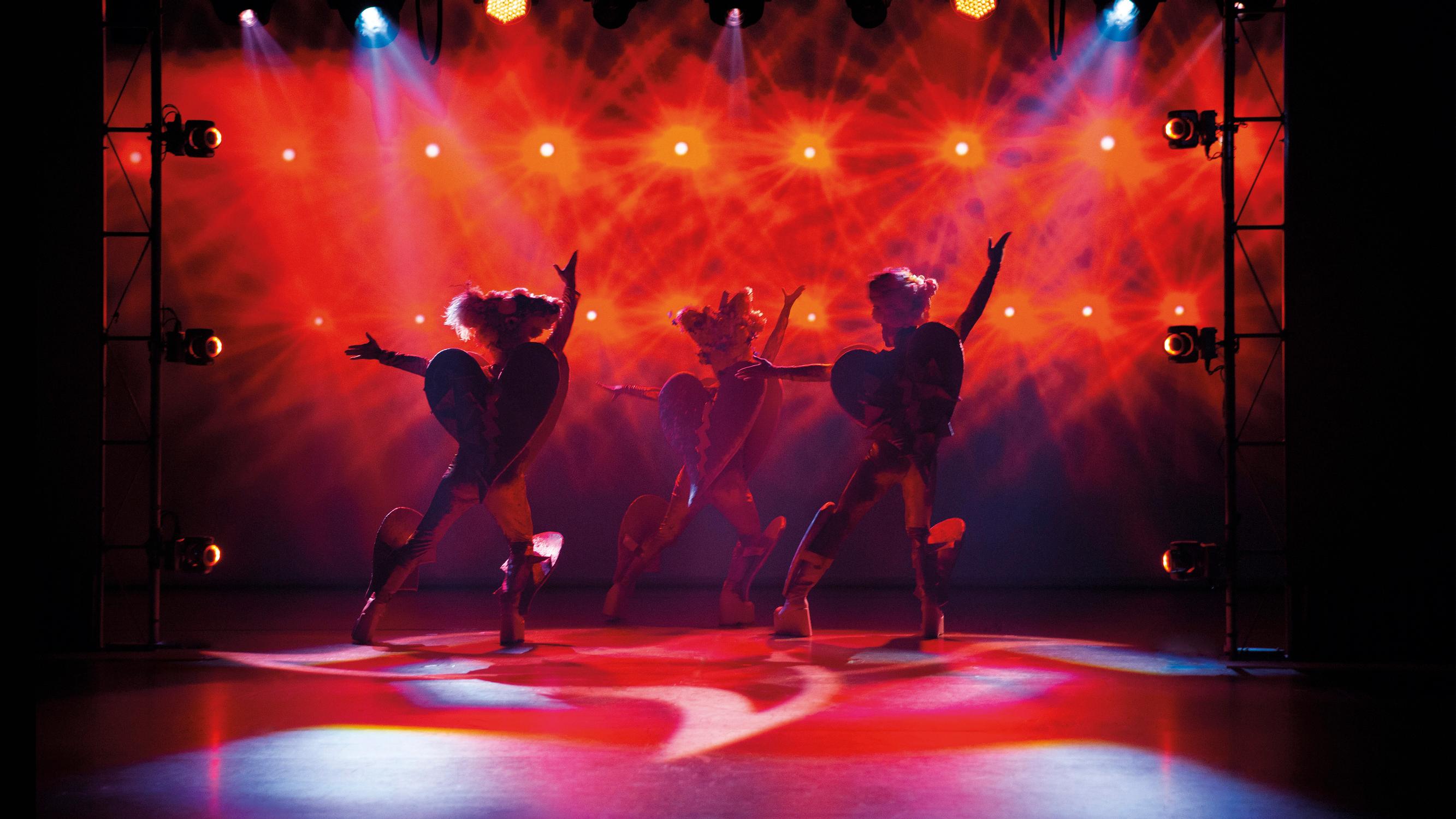 Priscilla – aavikon kuningatar -musikaali on syksyn ilopilleri Helsingin kaupunginteatterissa