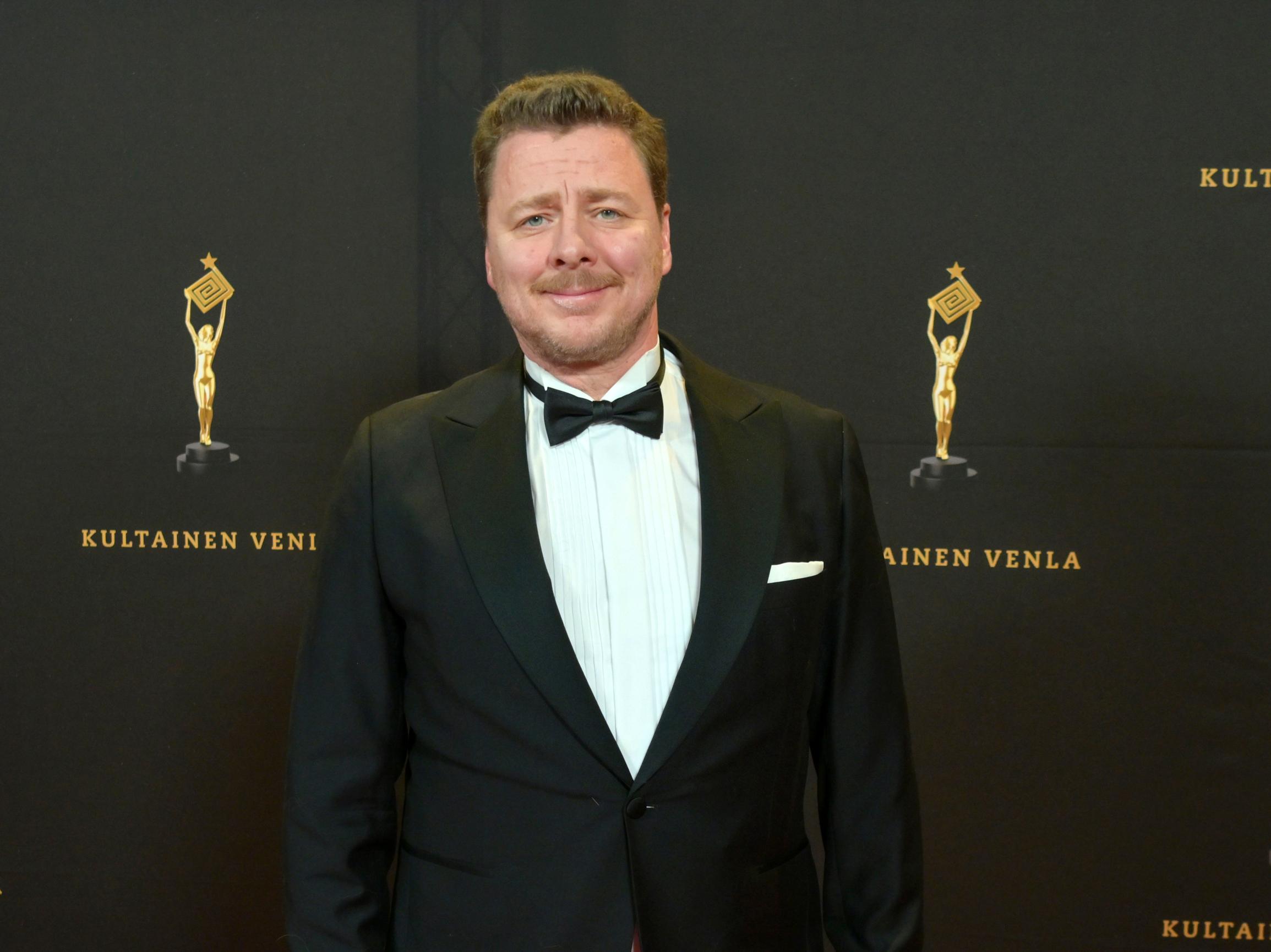 Koomikko Jaakko Saariluoma menettää hermonsa seuratessaan uutisointia: ”Negatiivisuuden määrä on pöyristyttävää – ei ihme että ihmiset voivat huonosti”