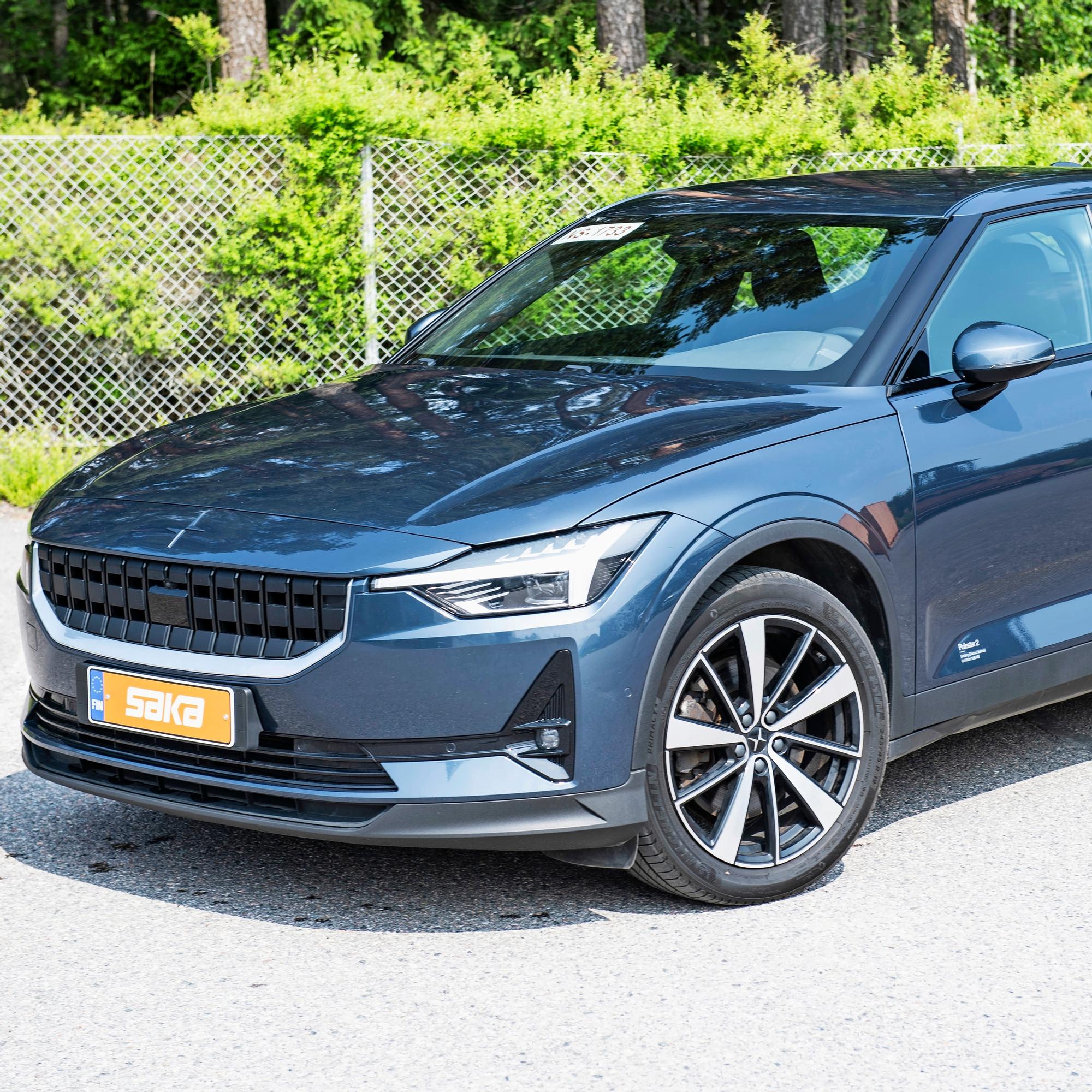 Polestar 2 vm 2022 puoleen hintaan – Joku muu on jo ajanut ne kalleimmat kilometrit, mutta sähköautoksi kiihtyvyys ei säväytä