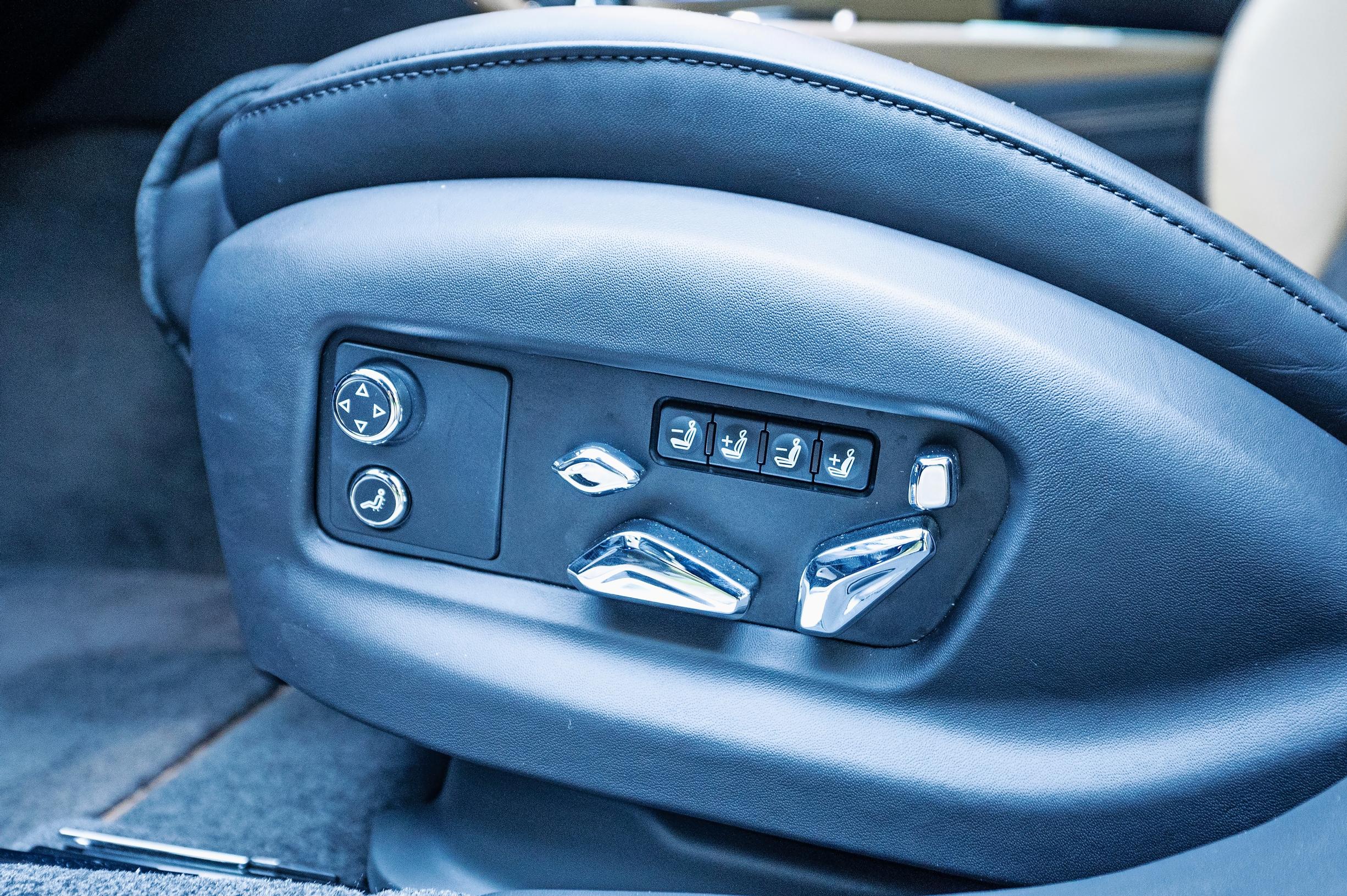 Bentley Flying Spur Hybridin etuistuimilla matkustavia hemmotellaan todella monipuolisin istuinsäädöin. Kaikki toimii sähköisesti, luonnollisesti.