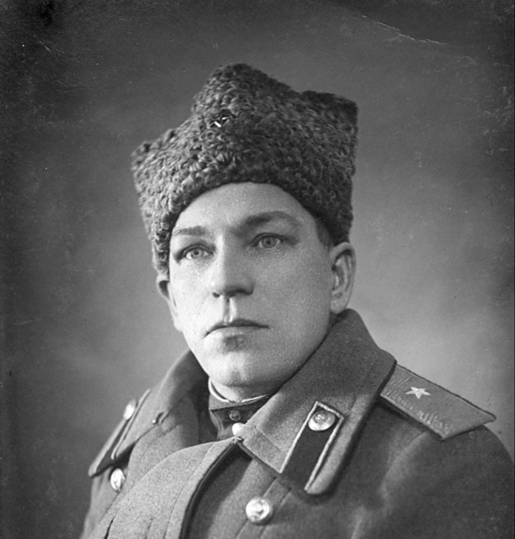 Punavanki karkasi huussinreiästä 1918 – yleni lopulta puna-armeijan kenraaliksi