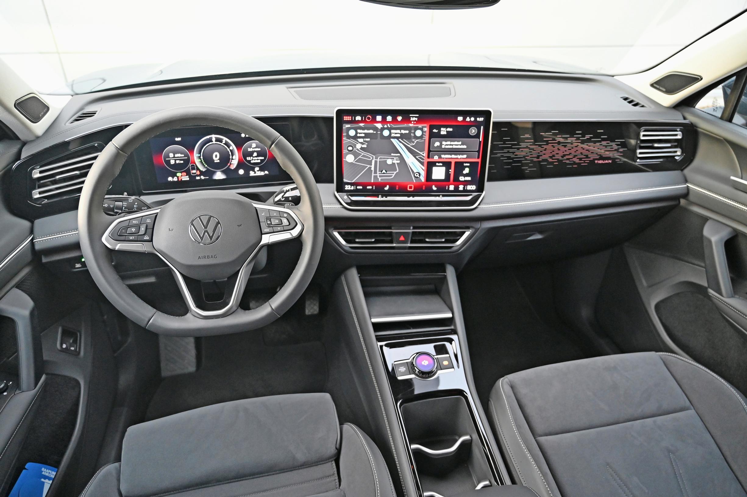 Volkswagen Tiguan eHybridissä on ergonomisesti toimiva ohjaamo, vaikka ohjauspyörä ja näyttö saattavat pitkäjalkaisilla jäädä hieman etäälle.