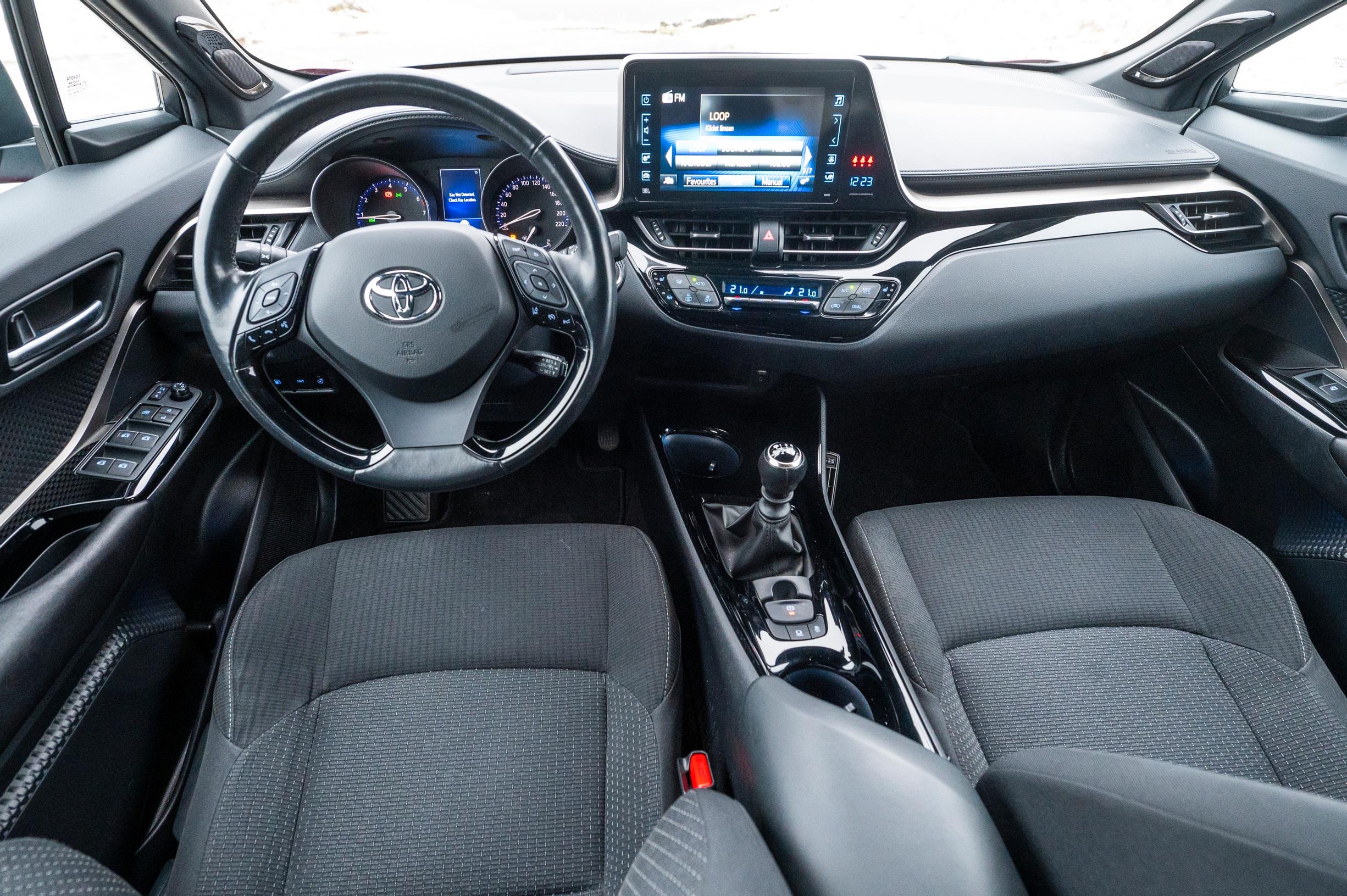 Toyota CH-R 1.2 T Intense ohjaamo