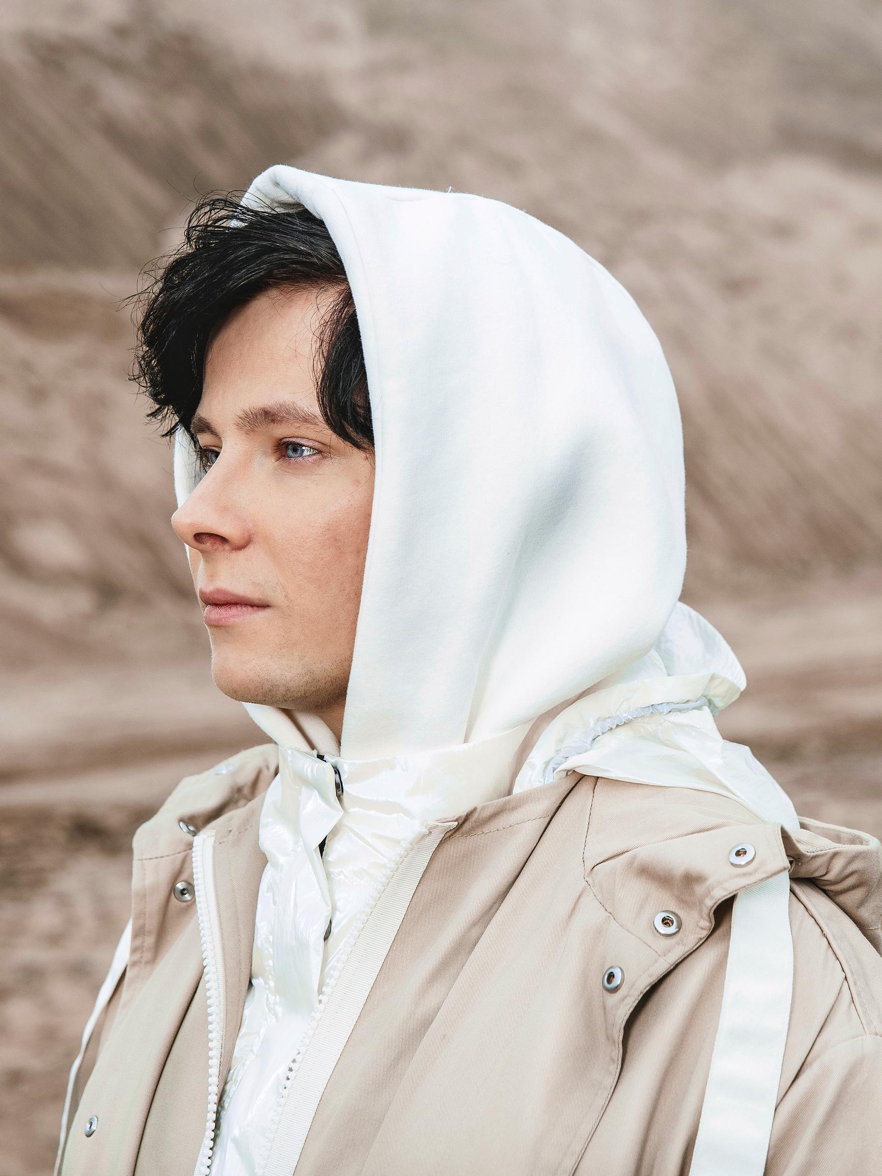 Euroviisut 2021: Blind Channelin Alex Mattson on huippu-dj, joka rentoutuu pelaamalla PlayStationia