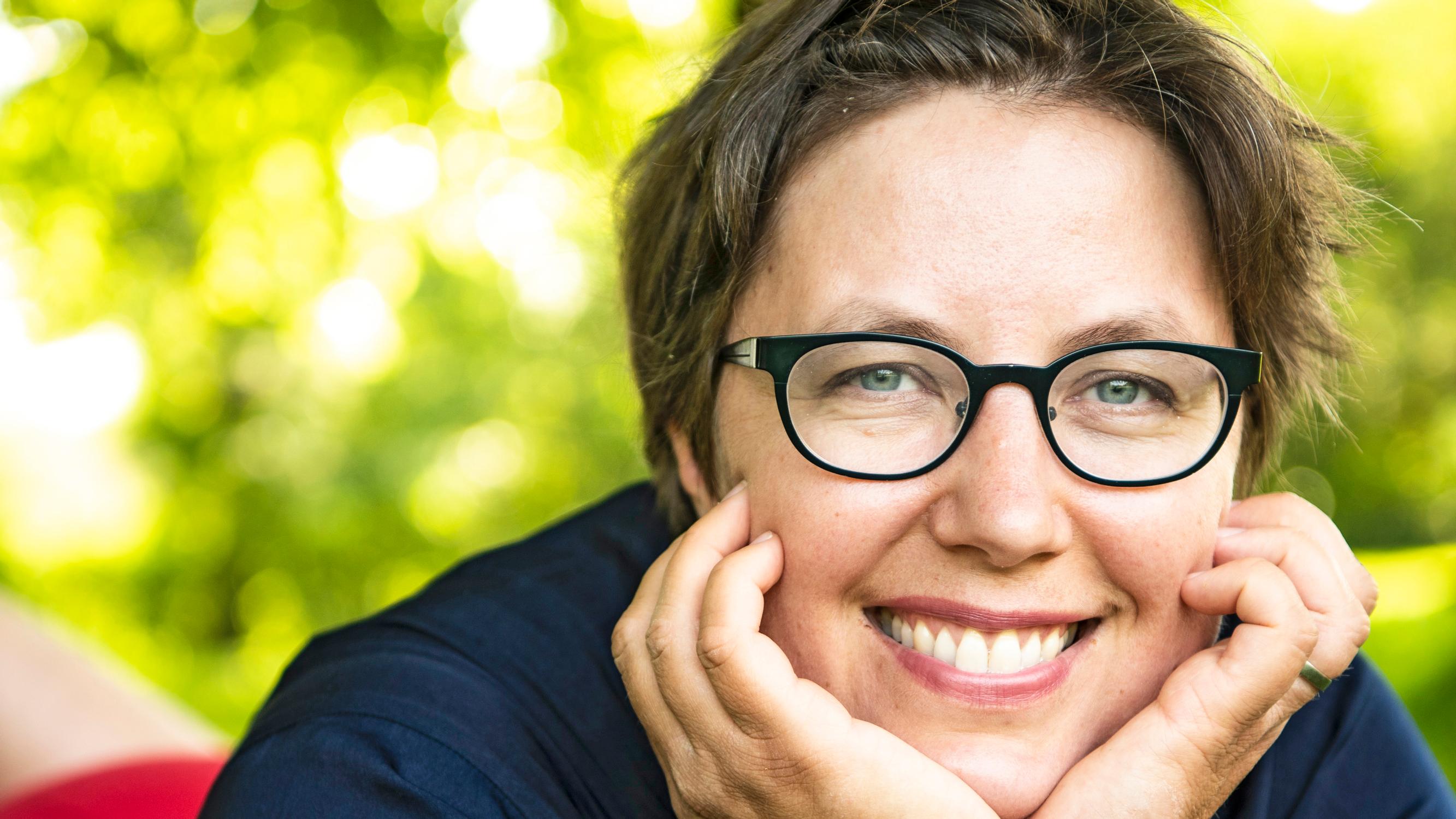 Maija Kajanto on ylpeästi viihdekirjailija: ”Pidän mielelläni lukijat, muut voivat ottaa ne kritiikit”