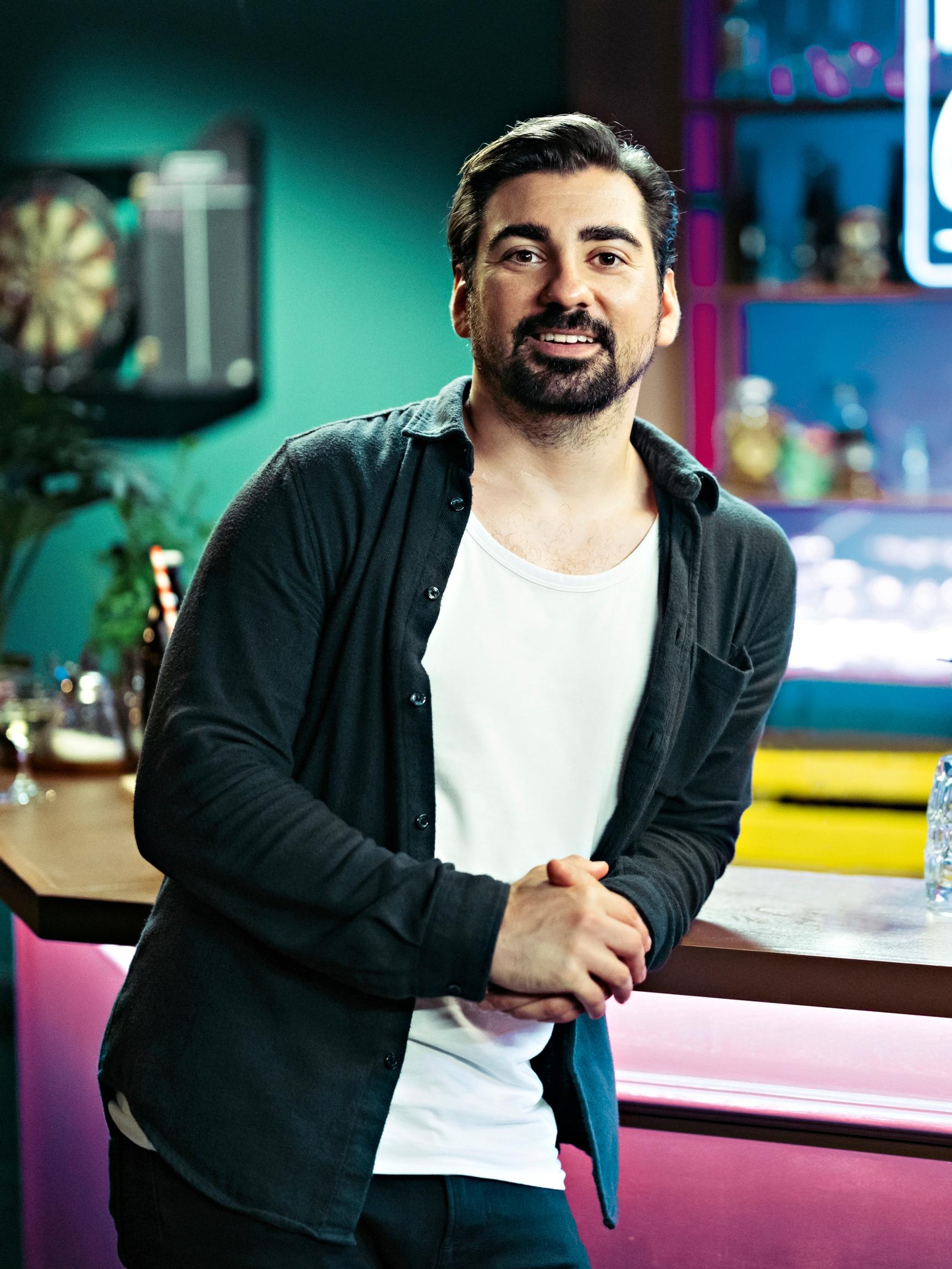 Tv-juontaja, esiintyjä Gogi Mavromichalis: ”Suomen olisi jo aika luopua jonkin sortin byrokratiahelvetistä”