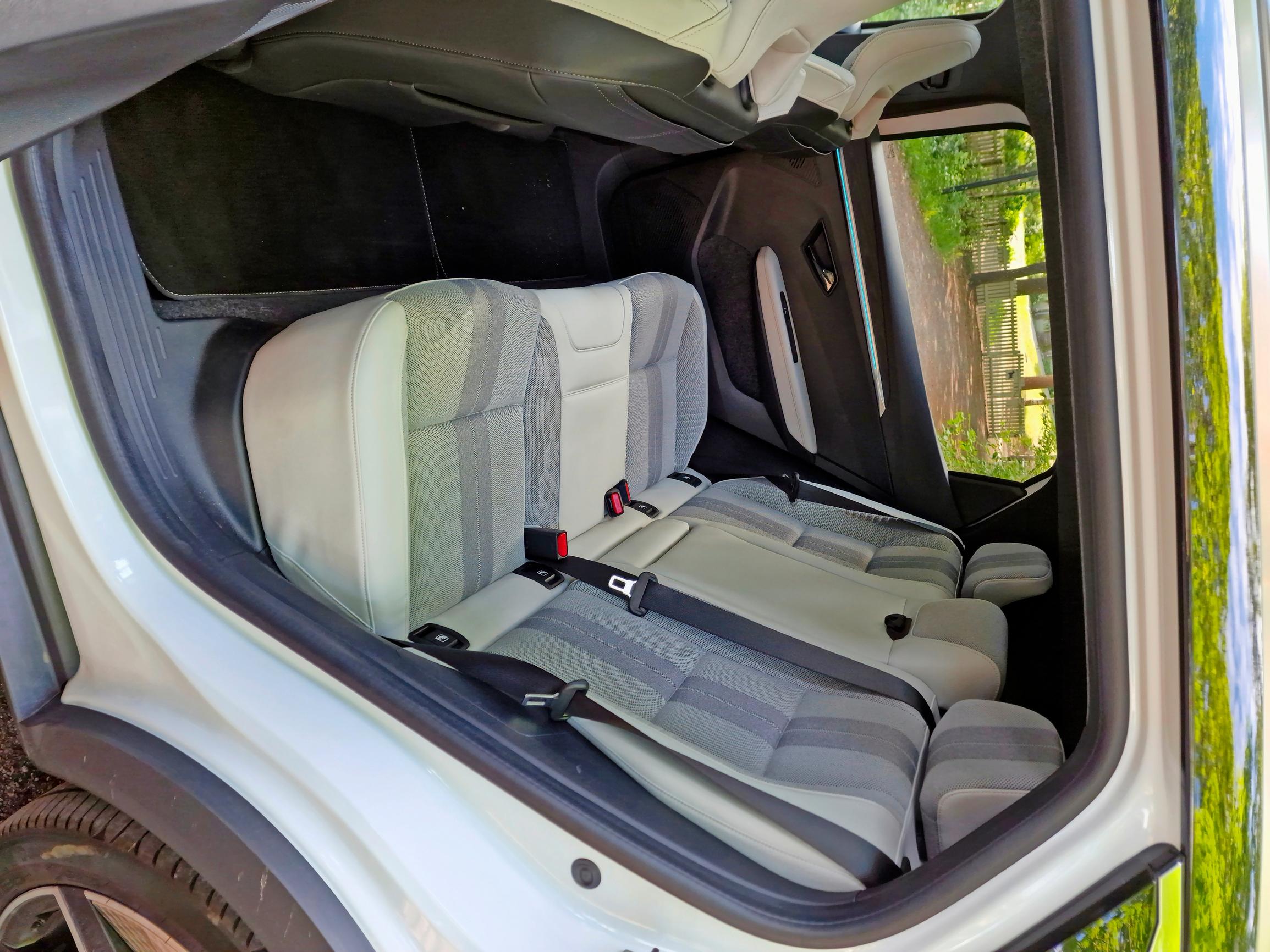 Renault Scenic E-Techin takapenkillä jalkatilaa on kiitettävästi, mutta istuma-asento jää aikuiselle turhan matalaksi.