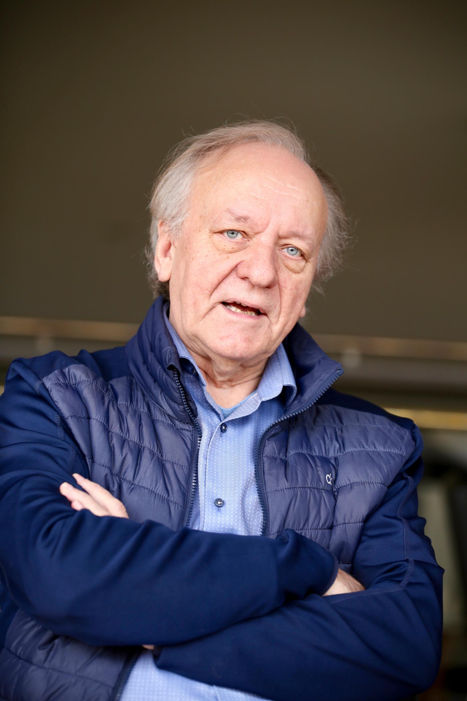 Esko Roine kädet puuskassa.