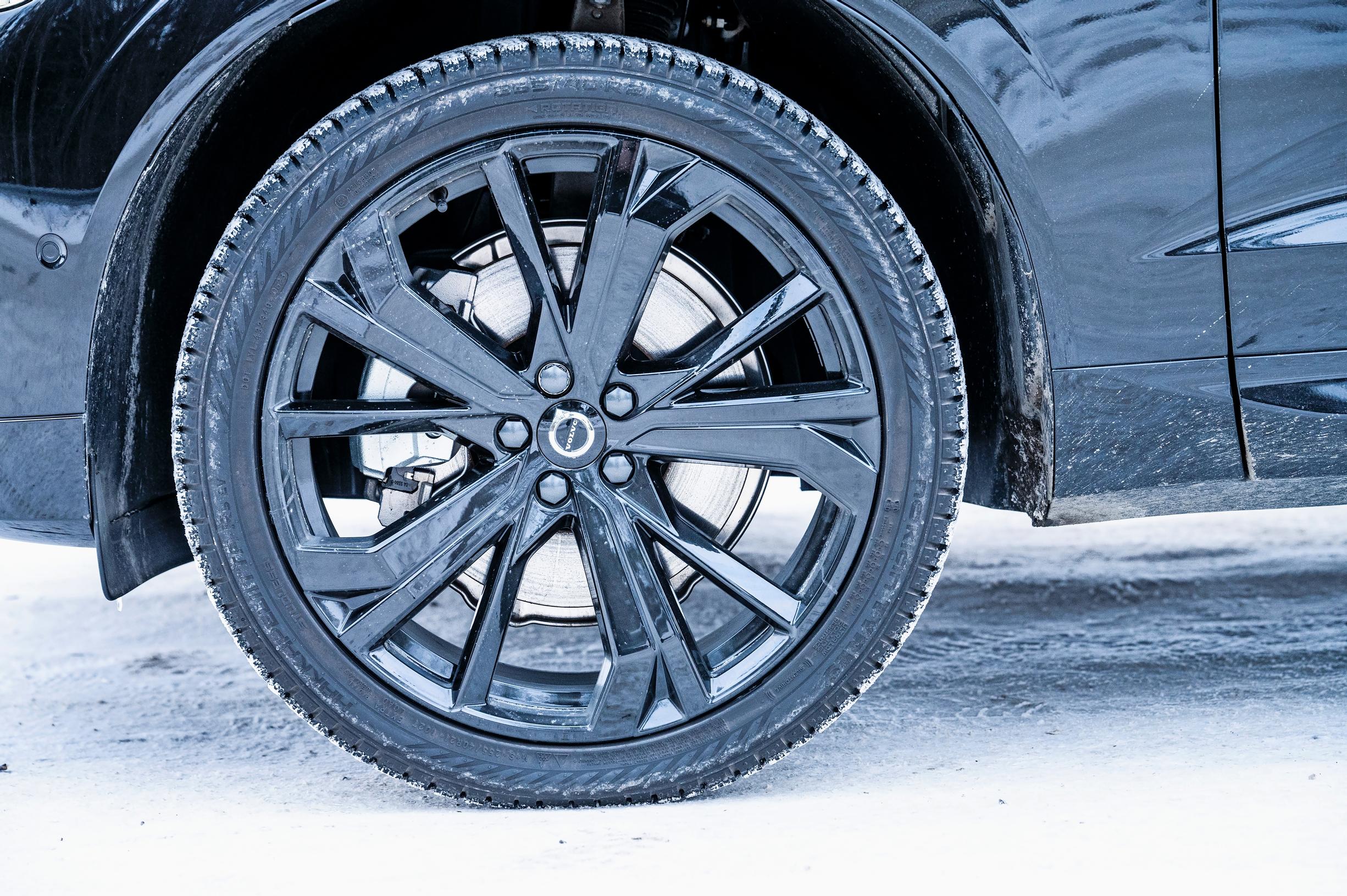 Volvo XC60 T8 Black Edition -malliston musta linja näkyy myös vanteissa.