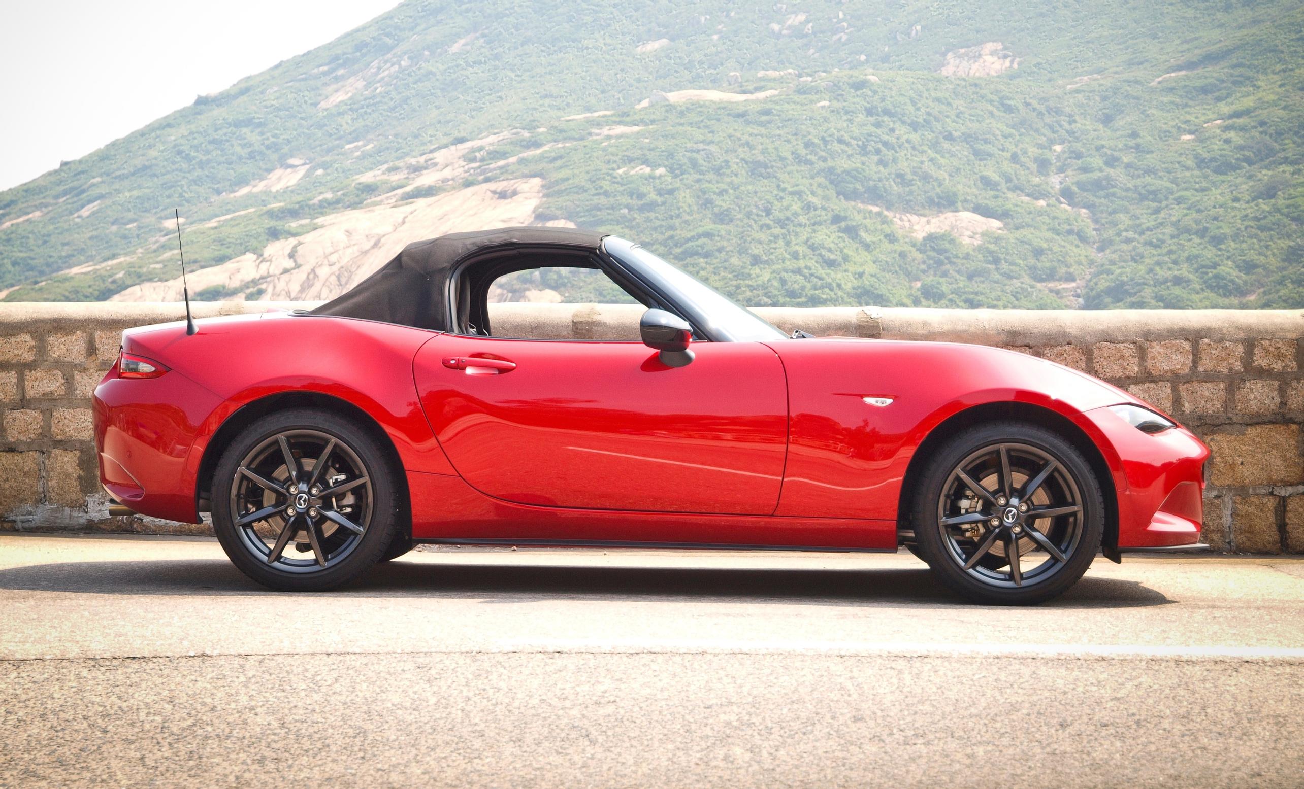 Mazda MX-5. Hintaan suhteutettuna ehkä maailman hauskin auto ajaa. Hyvin luotettavaa japanilaista laatutekniikkaa, joka kestää isältä pojalle.