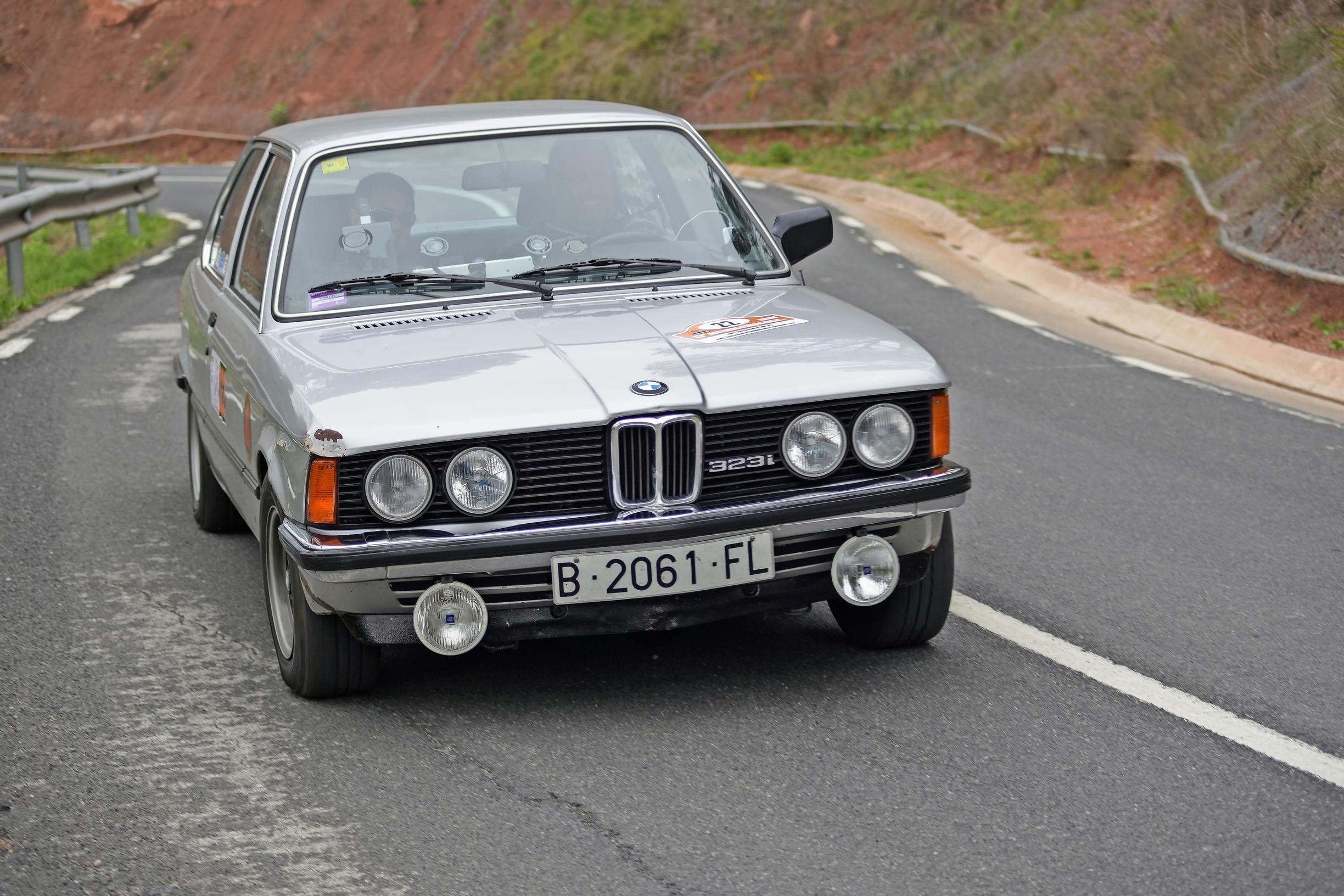 BMW 323i on todella vikuri auto sellaiselle kuskille, joka haluaa ajaa kykyjensä äärirajoilla. Vaaran paikka.