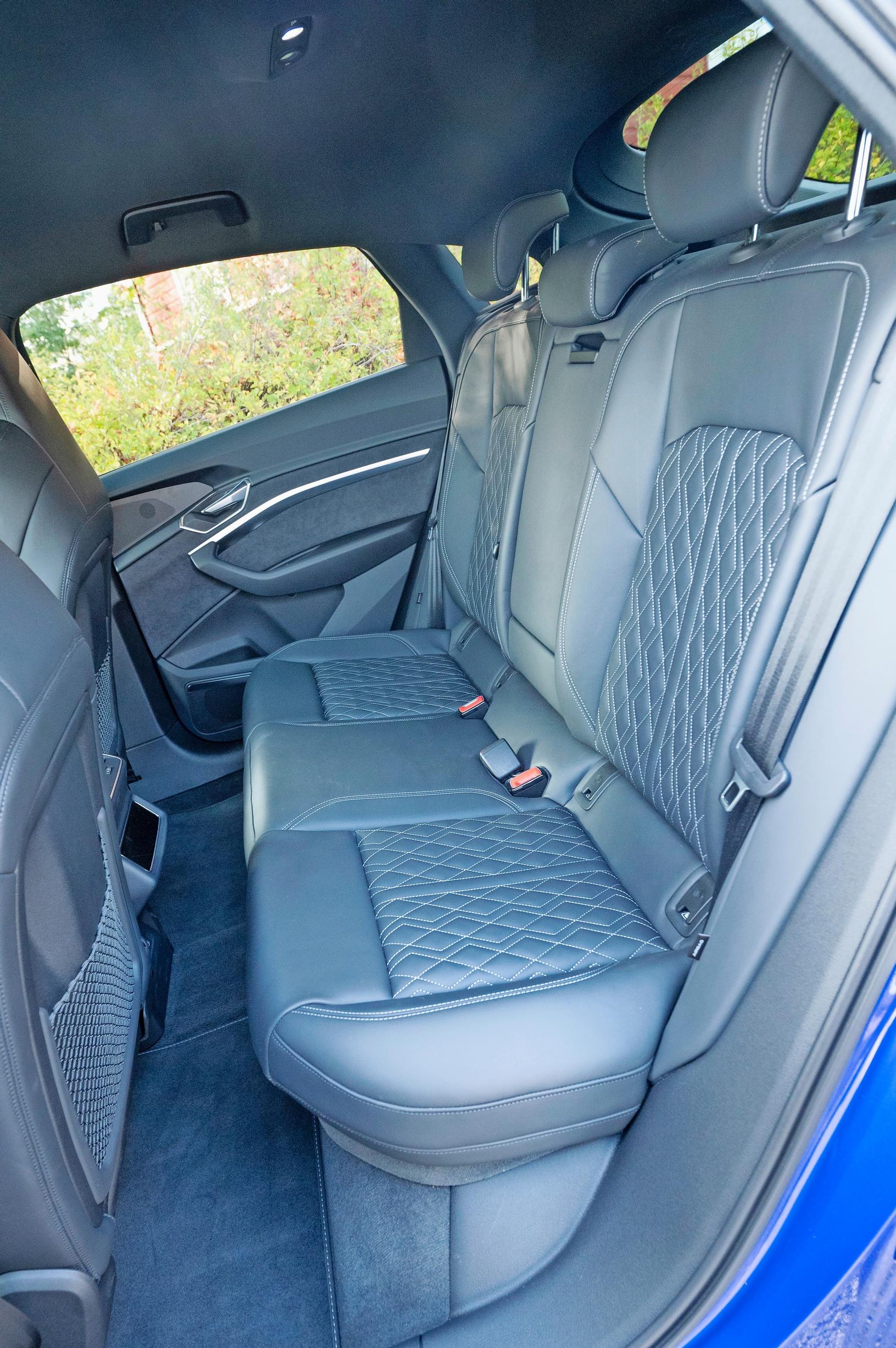 Audi SQ8: takaistuin on auton kokoon nähden yllättävän ahdas.