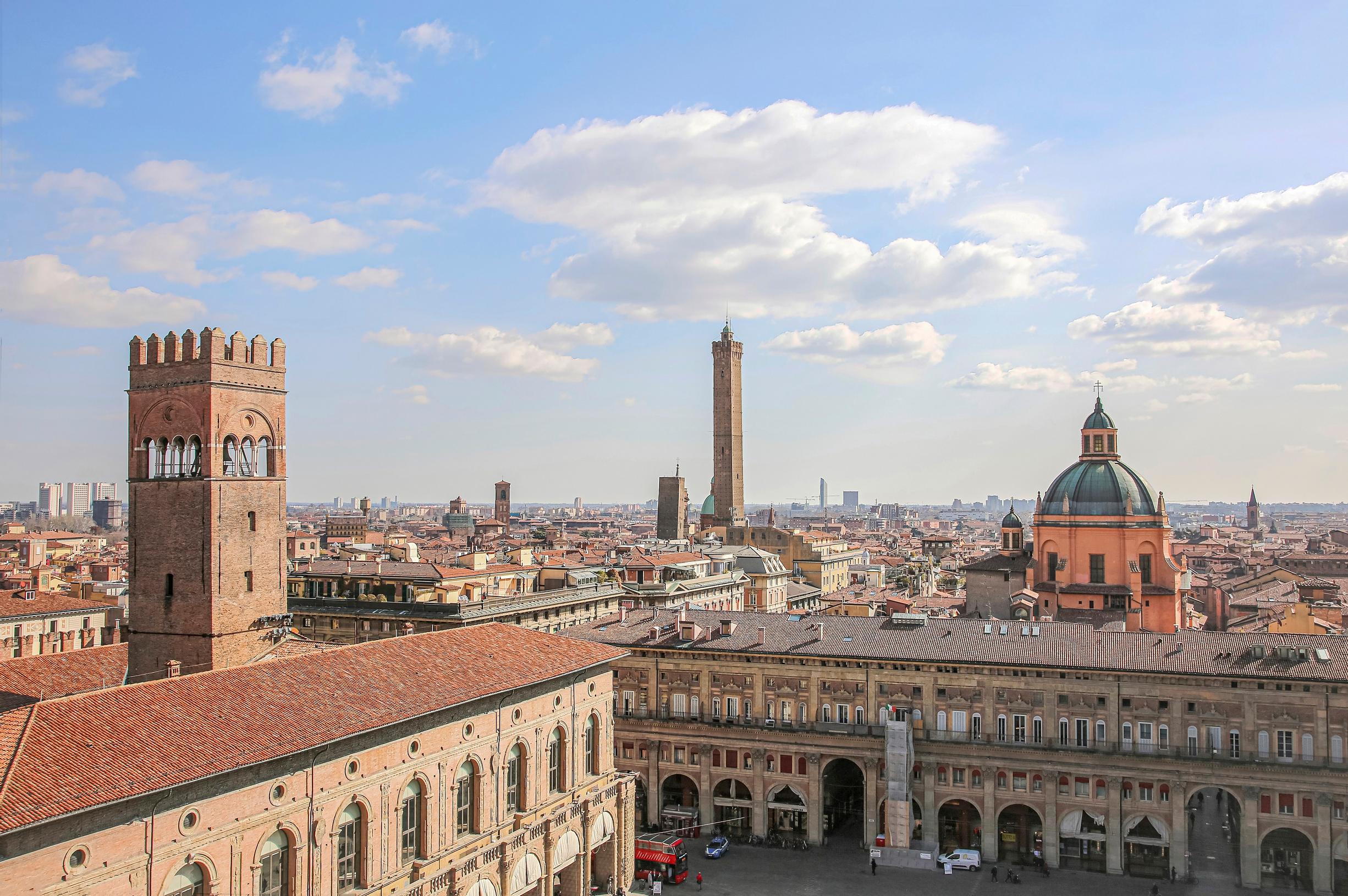 Bologna on Italian parhaita ruokakaupunkeja. Herkuttele tuorepastalla, kiertele toreilla ja nauti aperitiivi kasvihuoneravintolassa