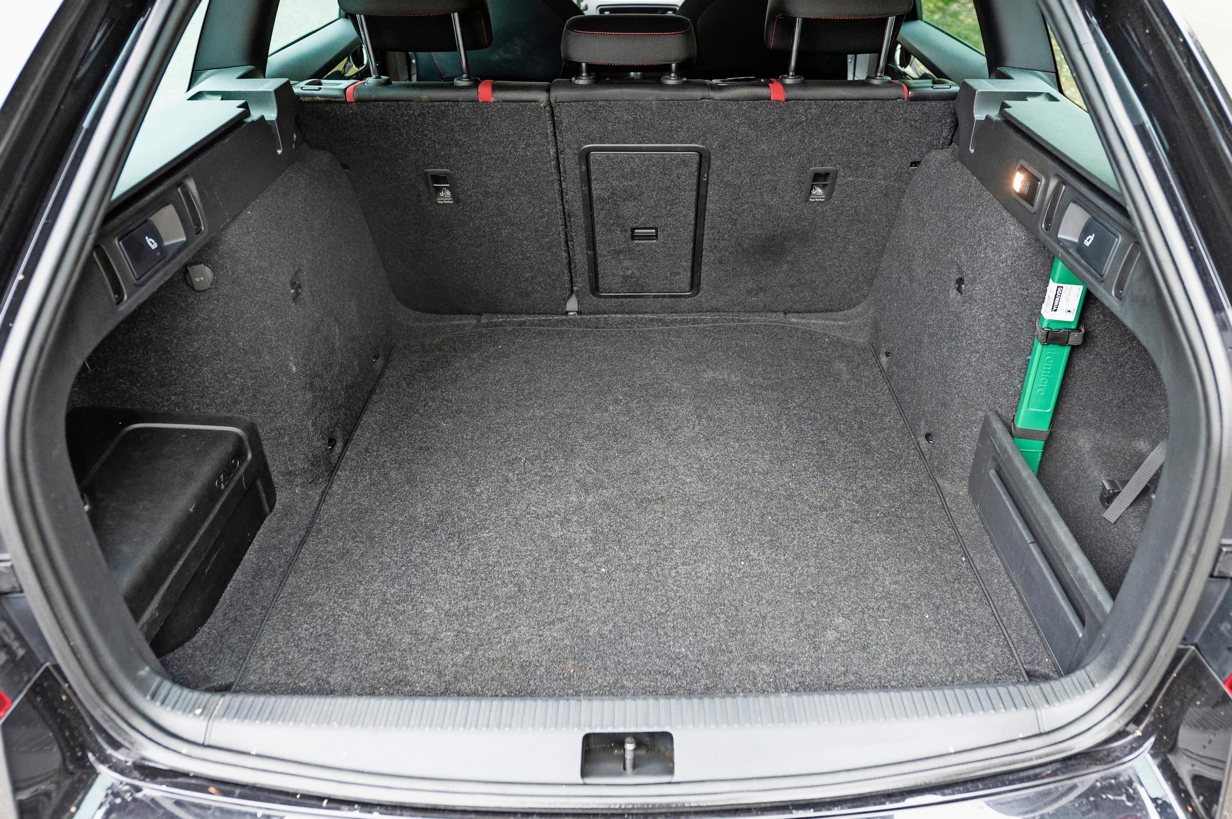 Skoda Octavia on ihan oikea perheauto. Tavaratila on kerta kaikkiaan naurettavan iso.