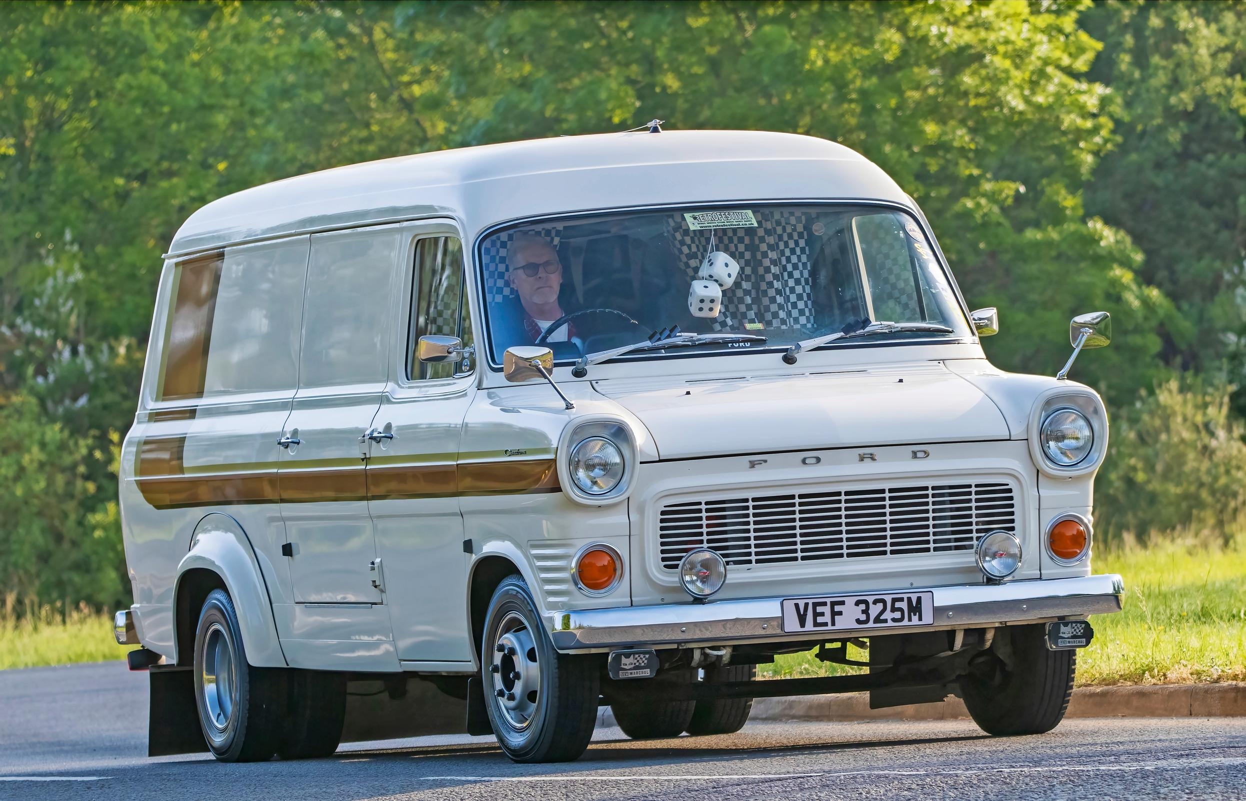 Ford Transit on työjuhtien työjuhta. Kuvassa on vähän koristellumpi harrasteauto. Huomatkaa komeat paripyörät takana.