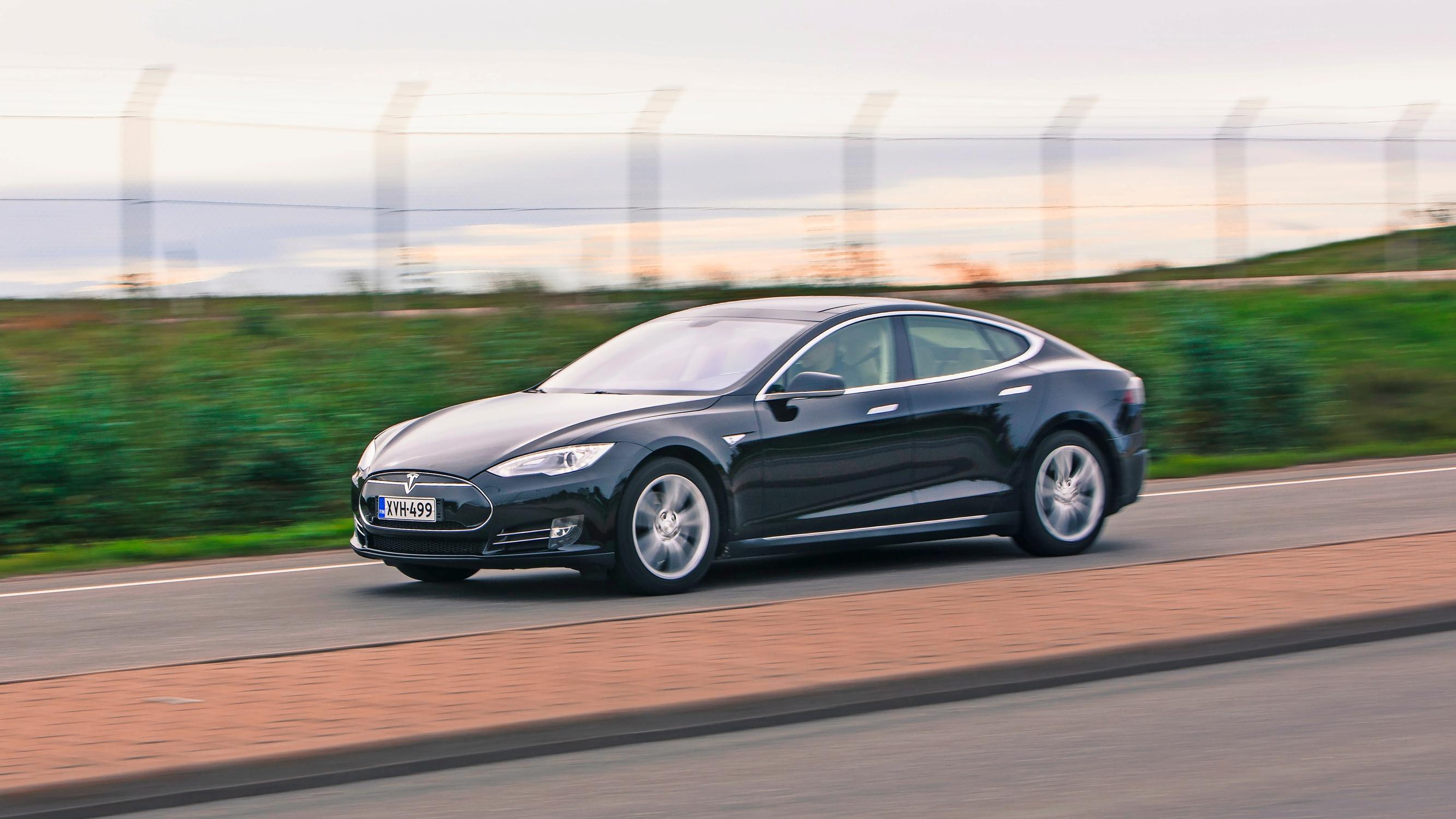 Käytetty sähköauto Tesla Model S vm. 2012–2015 – Huomioi nämä asiat ennen ostamista