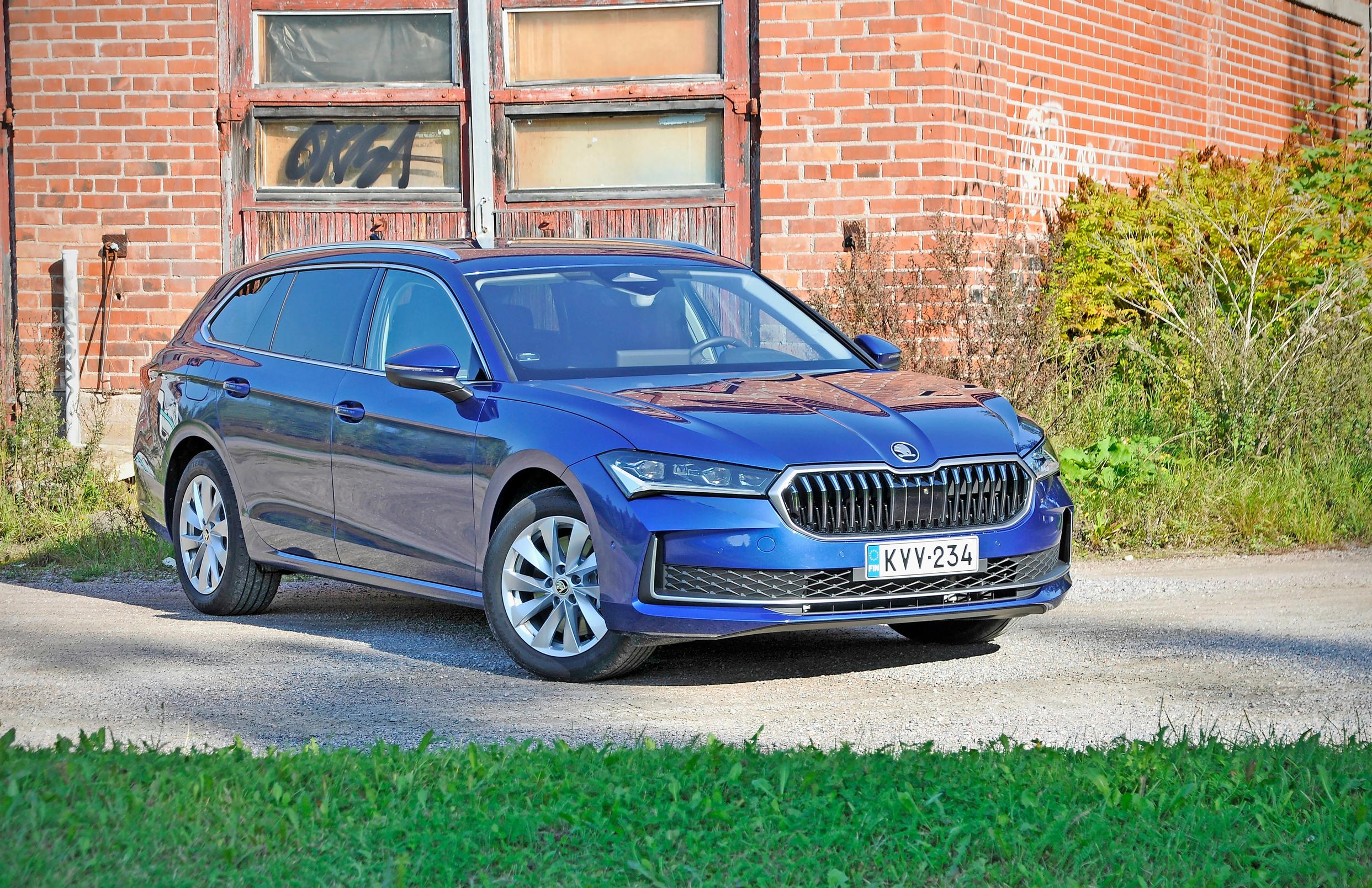 Skoda Superb Combi loistaa matka-ajossa, mutta auto viihtyy hyvin oikeastaan missä tahansa ympäristössä. Kaupungissa pitkä auto saattaa kuitenkin tuntua hieman kömpelöltä.