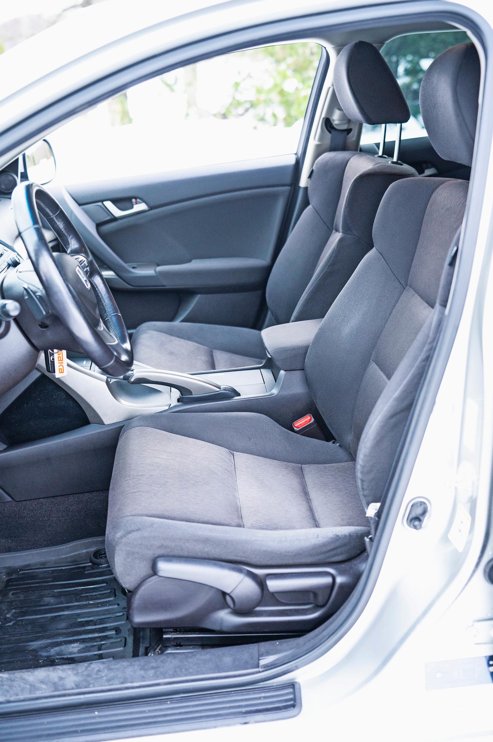 Honda Accordin etuistuimen pituussäätövara ei riitä 190-senttiselle kuljettajalle.