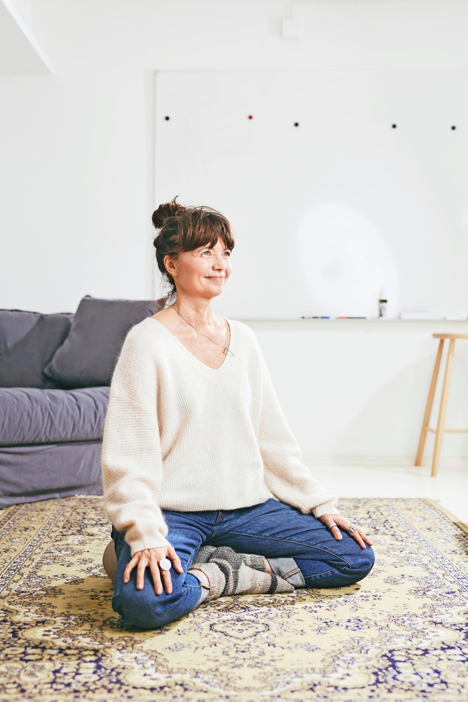 Meditointi ei ole Kirsistä rentouttavaa, sillä mieli karkaa helposti muihin asioihin. Juuri siksi hän pitää säännöllistä meditoimista hyödyllisenä vilkkaalle mielelleen.