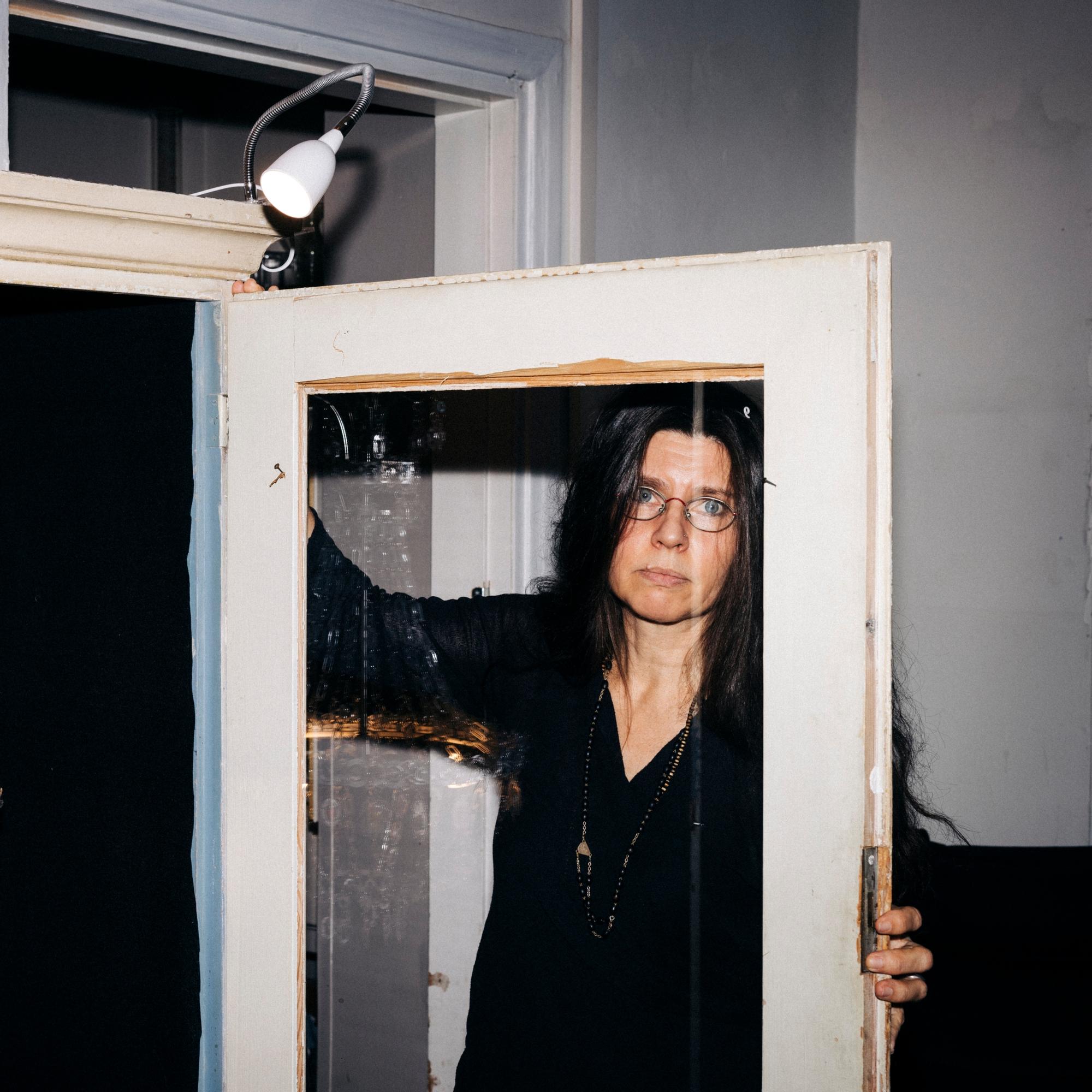 "Olen hengellisesti koditon" – Cia Karlsson on tehnyt kruunuja lääkepakkauksista ja kätkenyt tekemiään ikoneita kirkon muuriin