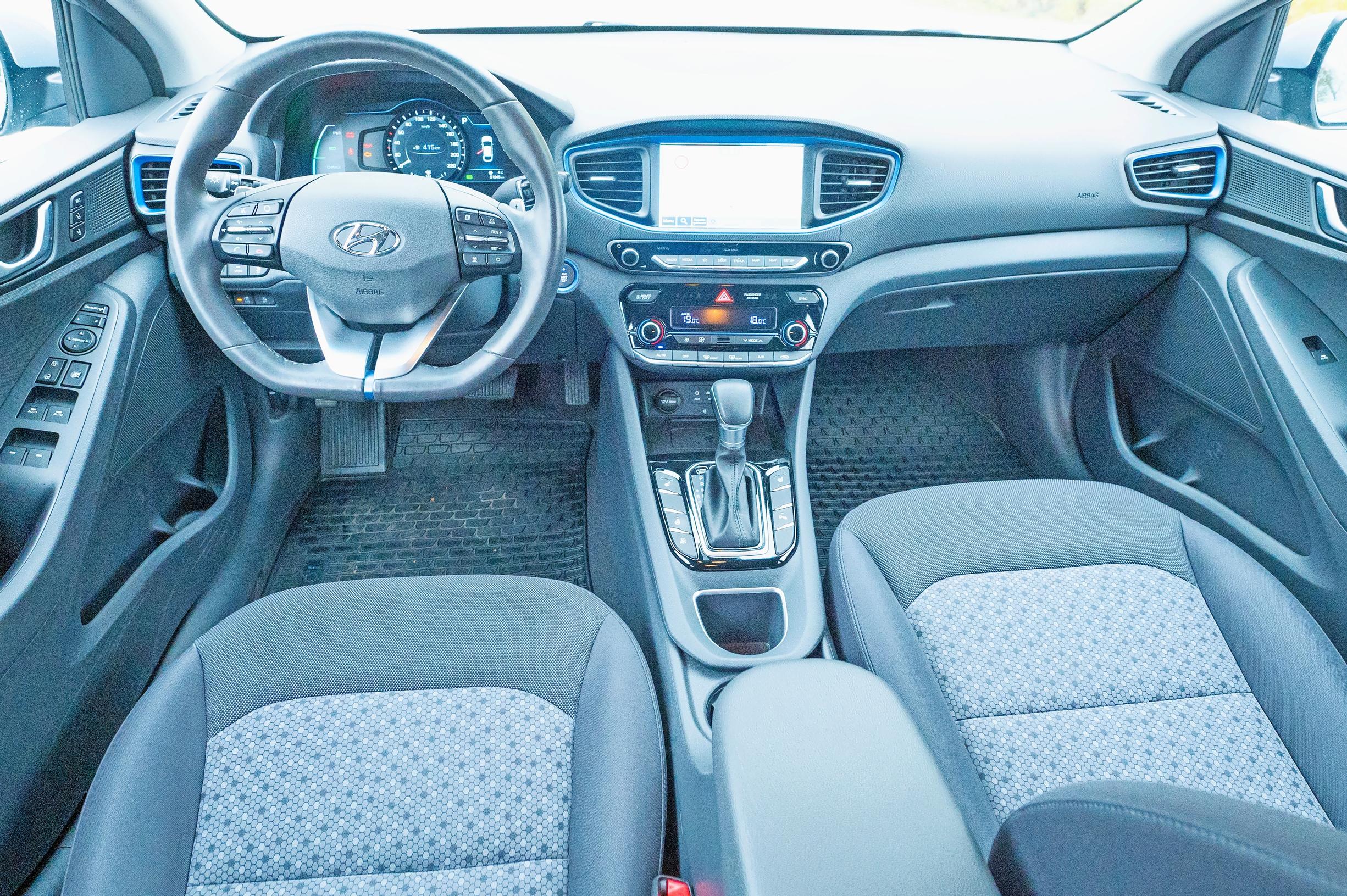 Käytetyn Hyundai Ioniq -lataushybridin kojelauta on selkeä, mutta ratin lukuisat pienikokoiset kytkimet vaativat totuttelua.