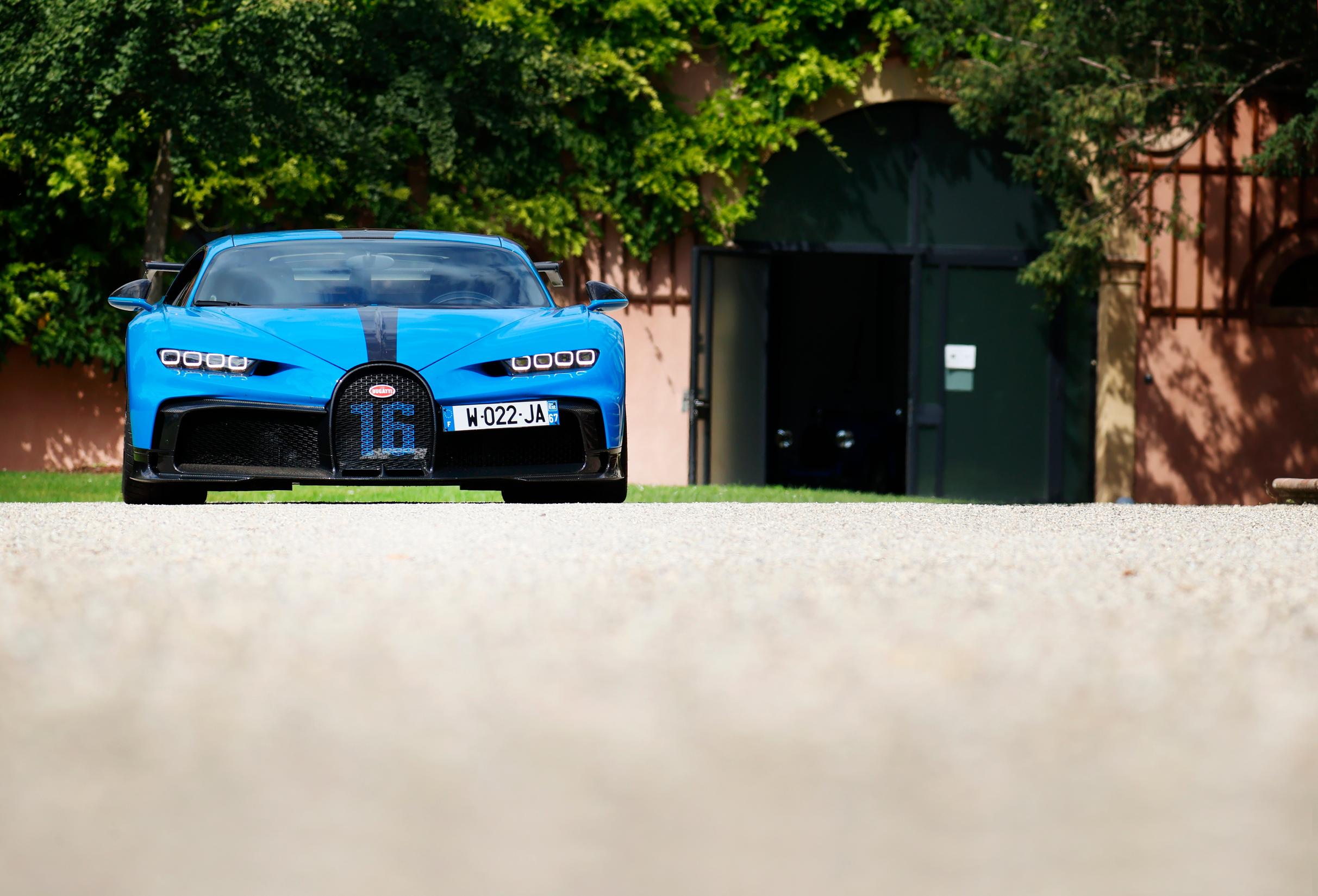 Bugatti Chiron Pur Sport on leveä ja matala, ja jotenkin häijyn näköinen.