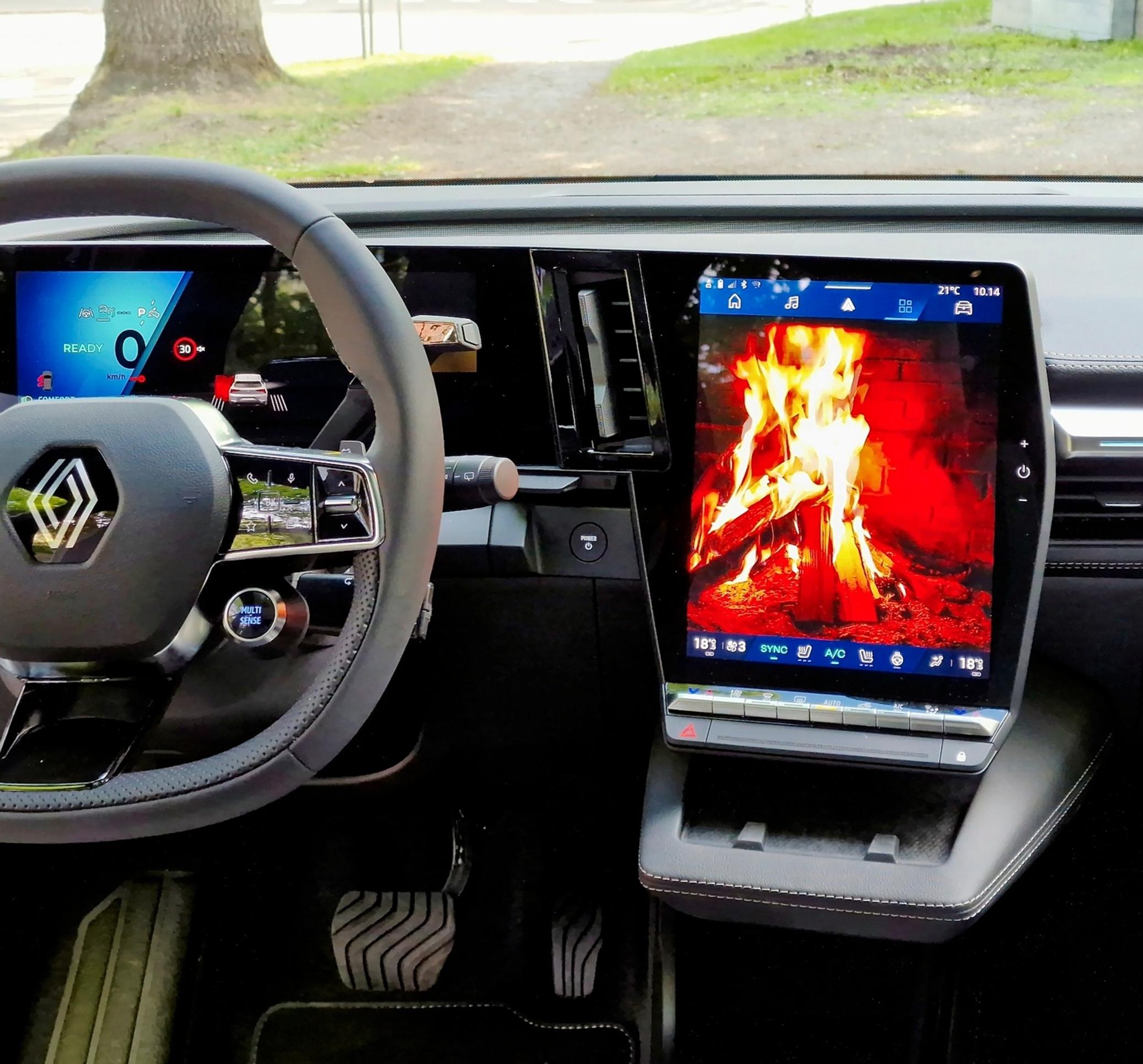 Renault Scenic E-Techin "takkatulesta" voi nauttia muun muassa autopesussa tai pikaruokaravintolan pihalla.