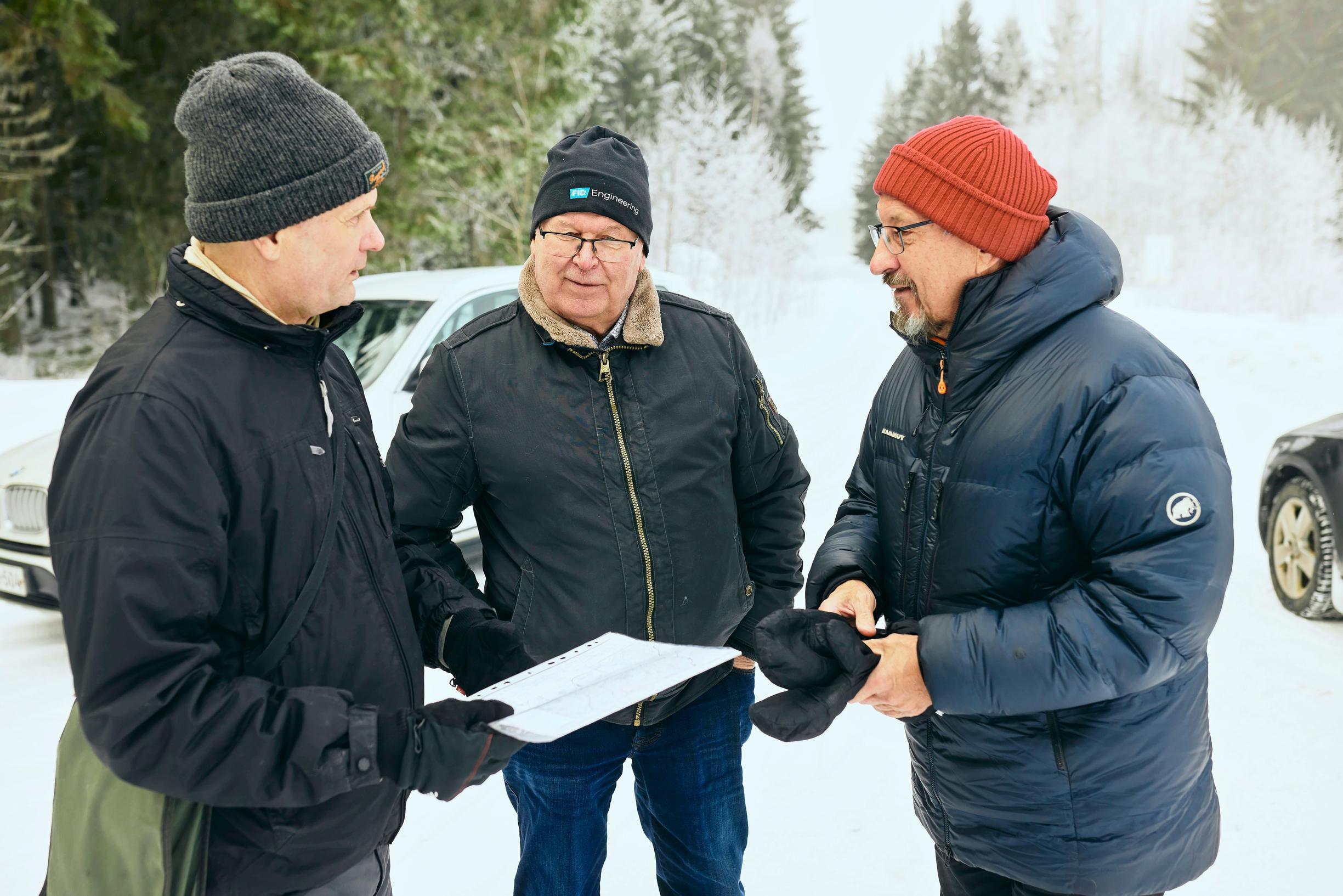 Teppo Häyhä, Hannu Heinonen ja Jyrki Koskinen tutkivat Latamäen alueen karttaa.