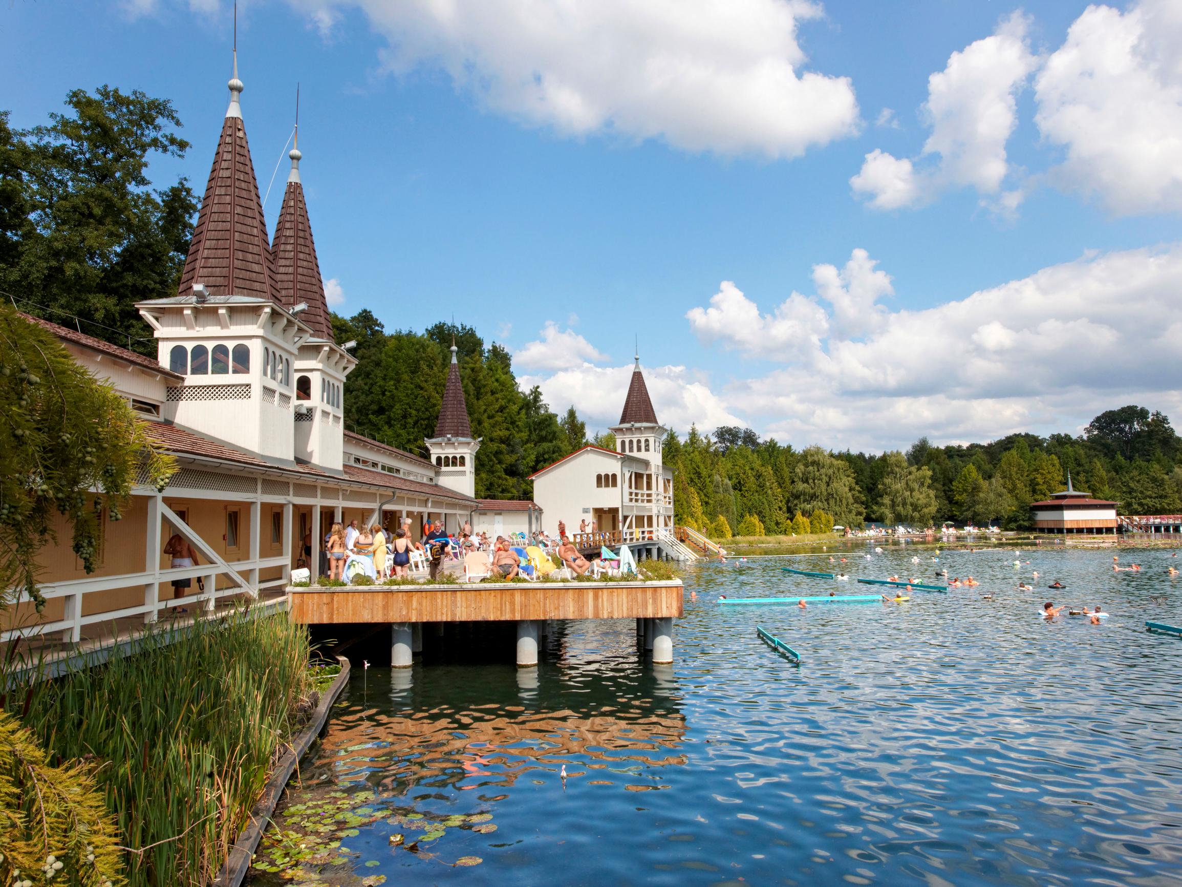 Unkarin idyllinen lomakohde: löydä Balatonjärven maisemat ja nähtävyydet