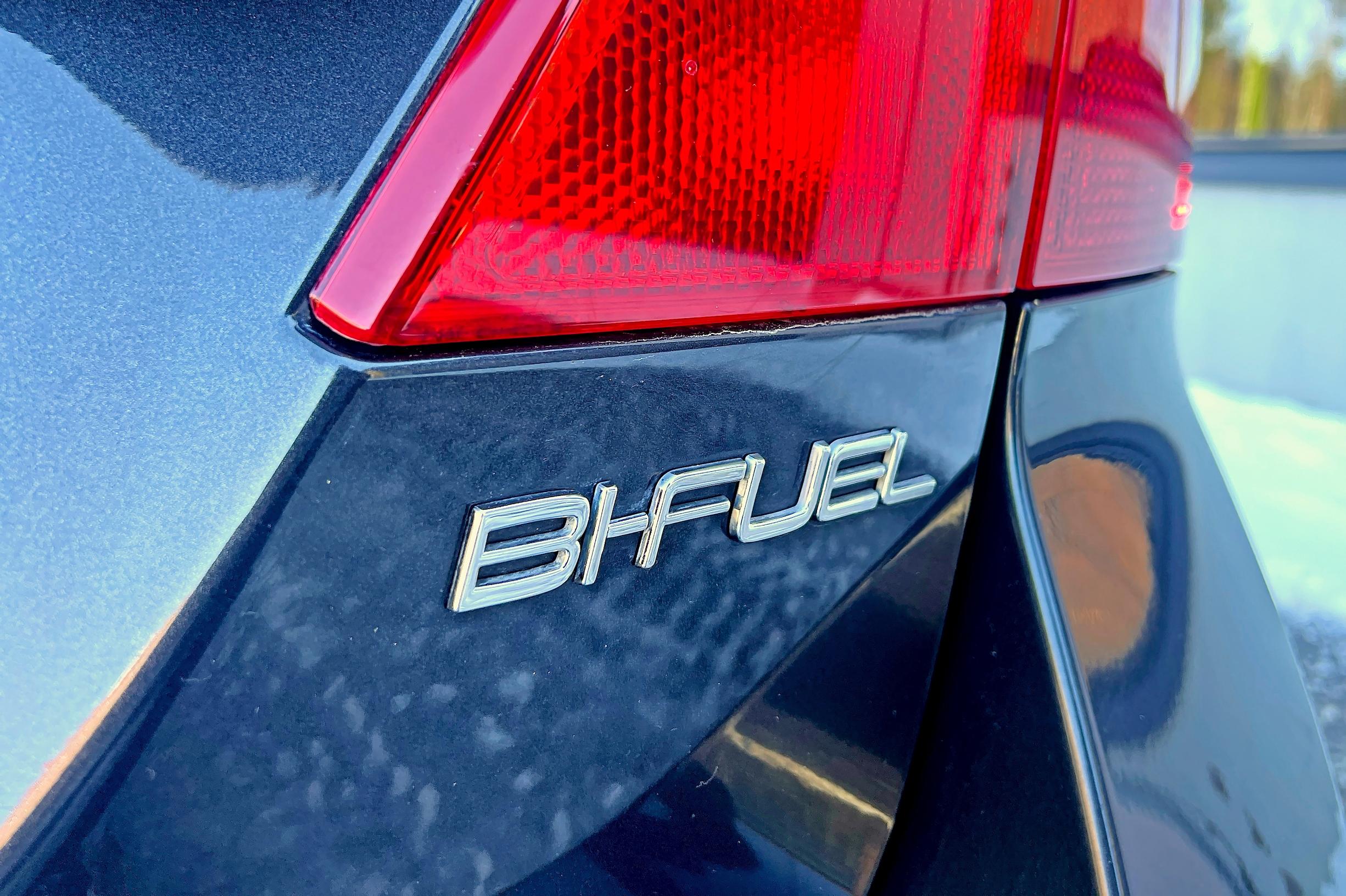Volvo V70:n Bi-Fuel -mallimerkintä kertoo, että Volvoon voi tankata sekä bensaa että etanolia.