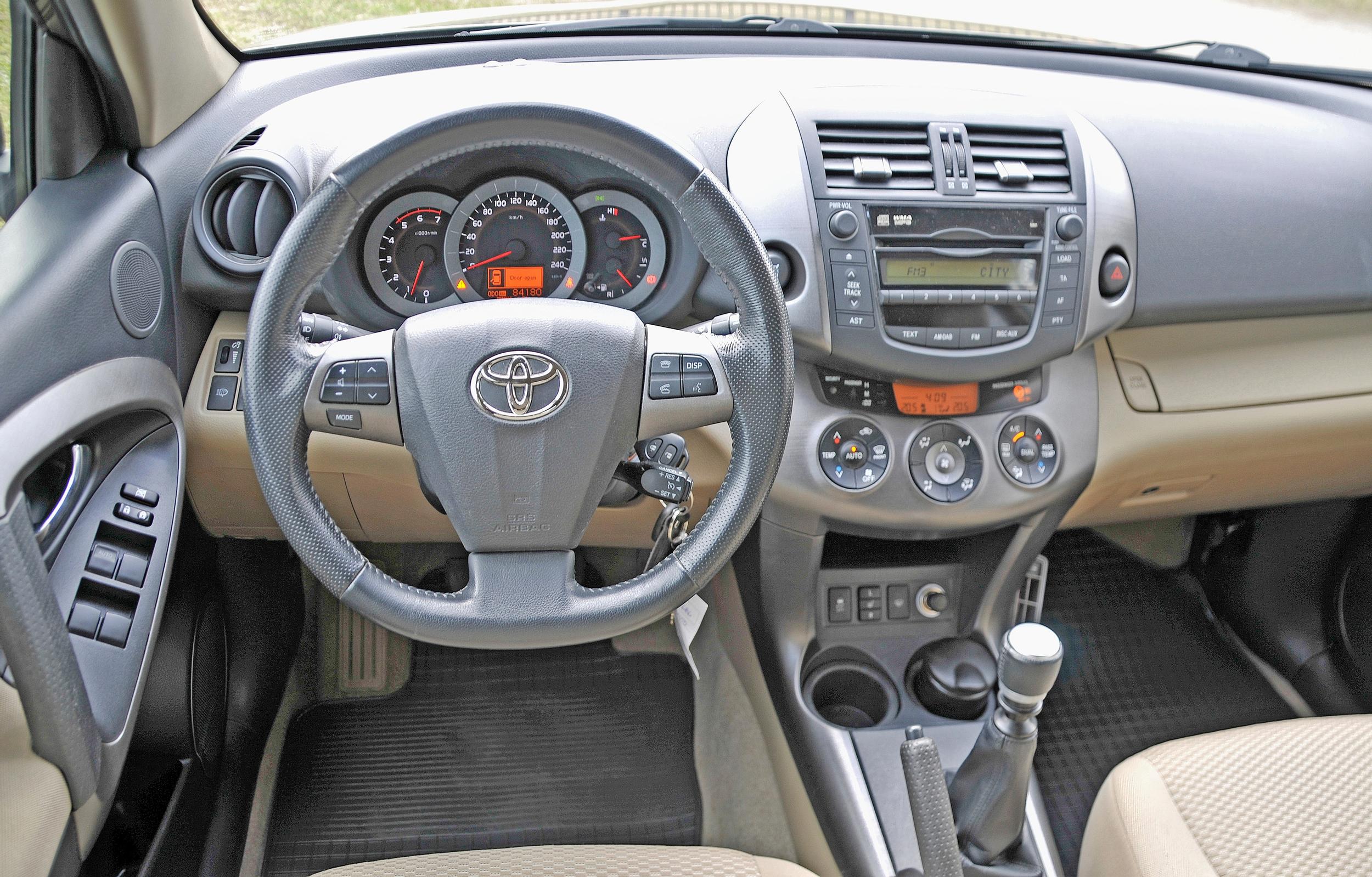 Toyota RAV4:n kaksivärinen Luxury-varustelu tuo sisätiloihin pirteää ilmettä.