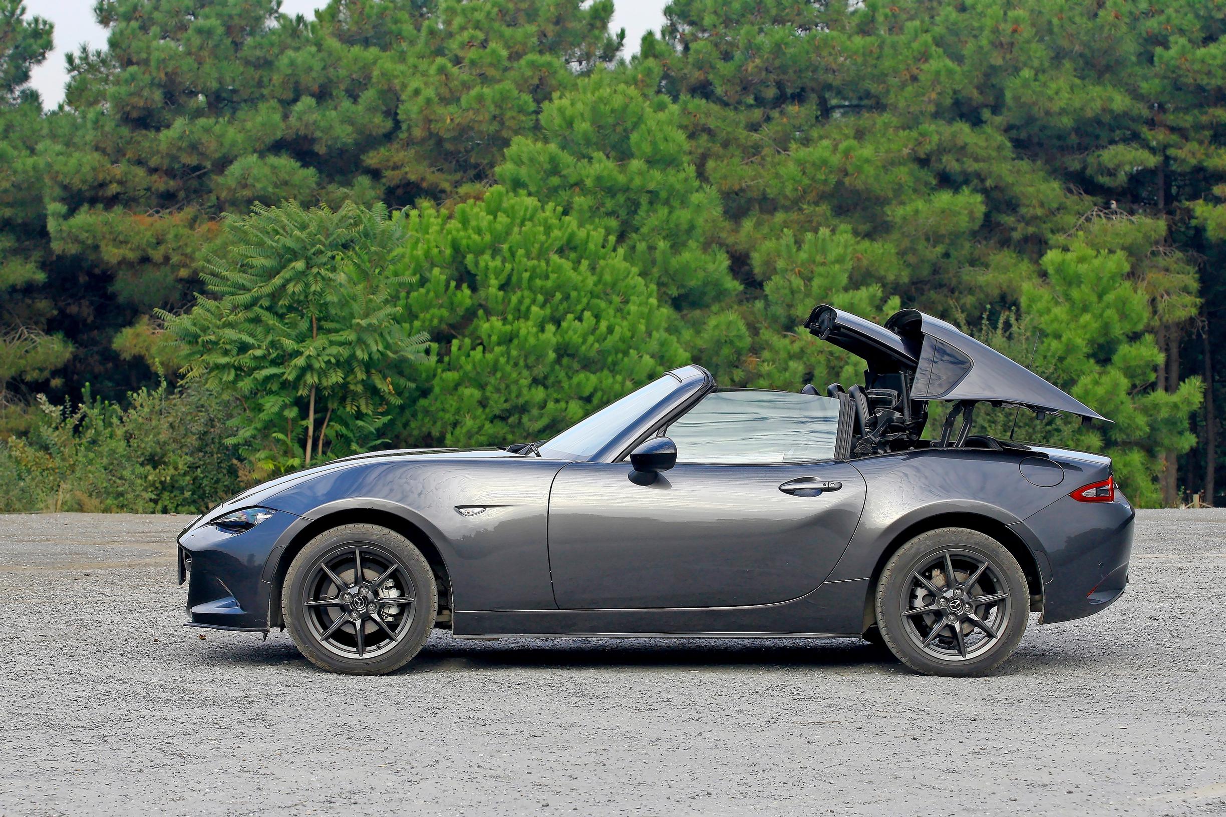 Mazda MX-5. Joillakin markkina-alueilla tämä pienokainen tunnetaan Miatana.